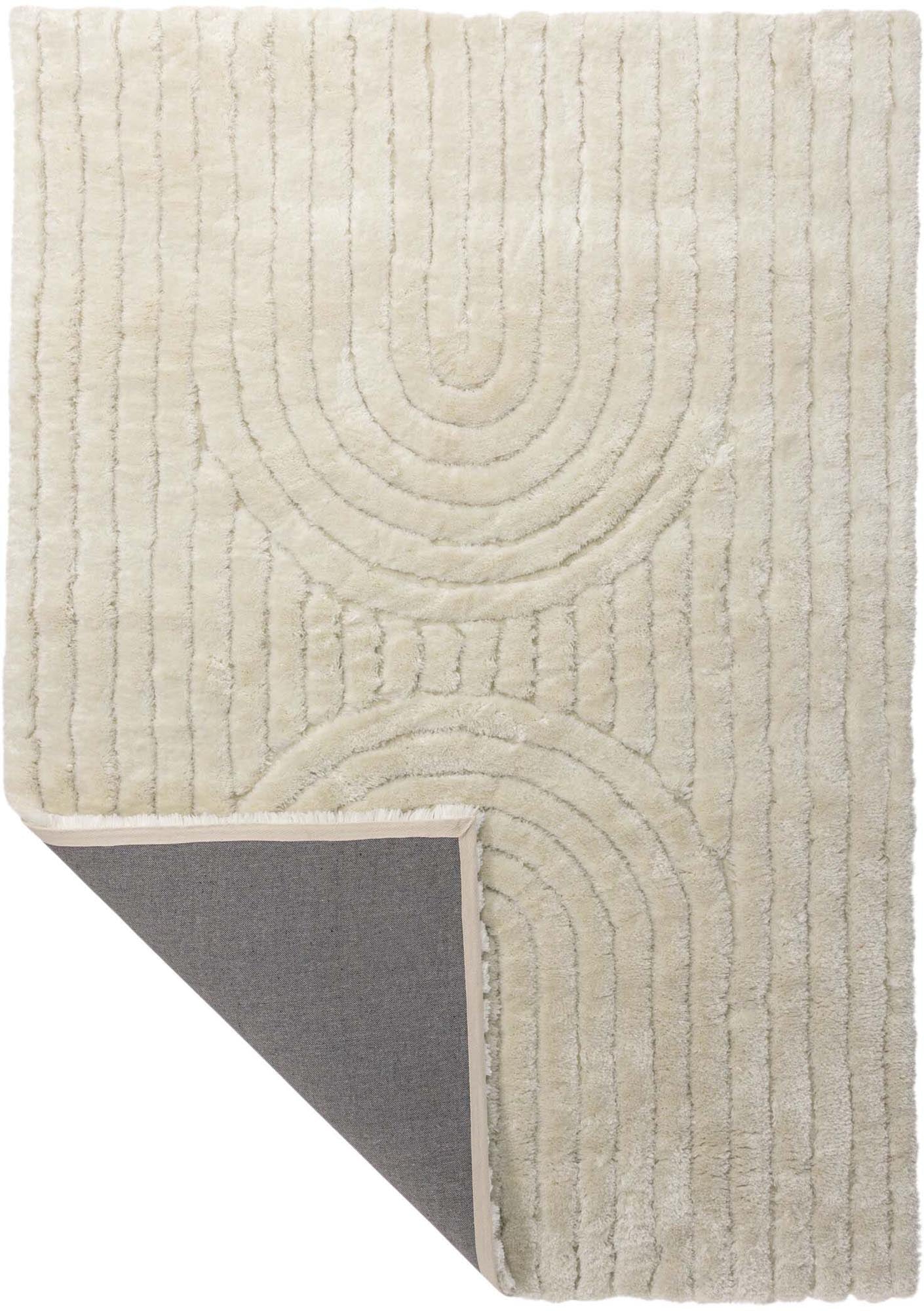 Entdecken Sie den Niklas Teppich von Venture Home: Ein elegantes Design mit robustem Polyester, das jedem Raum Wärme und Stil verleiht.