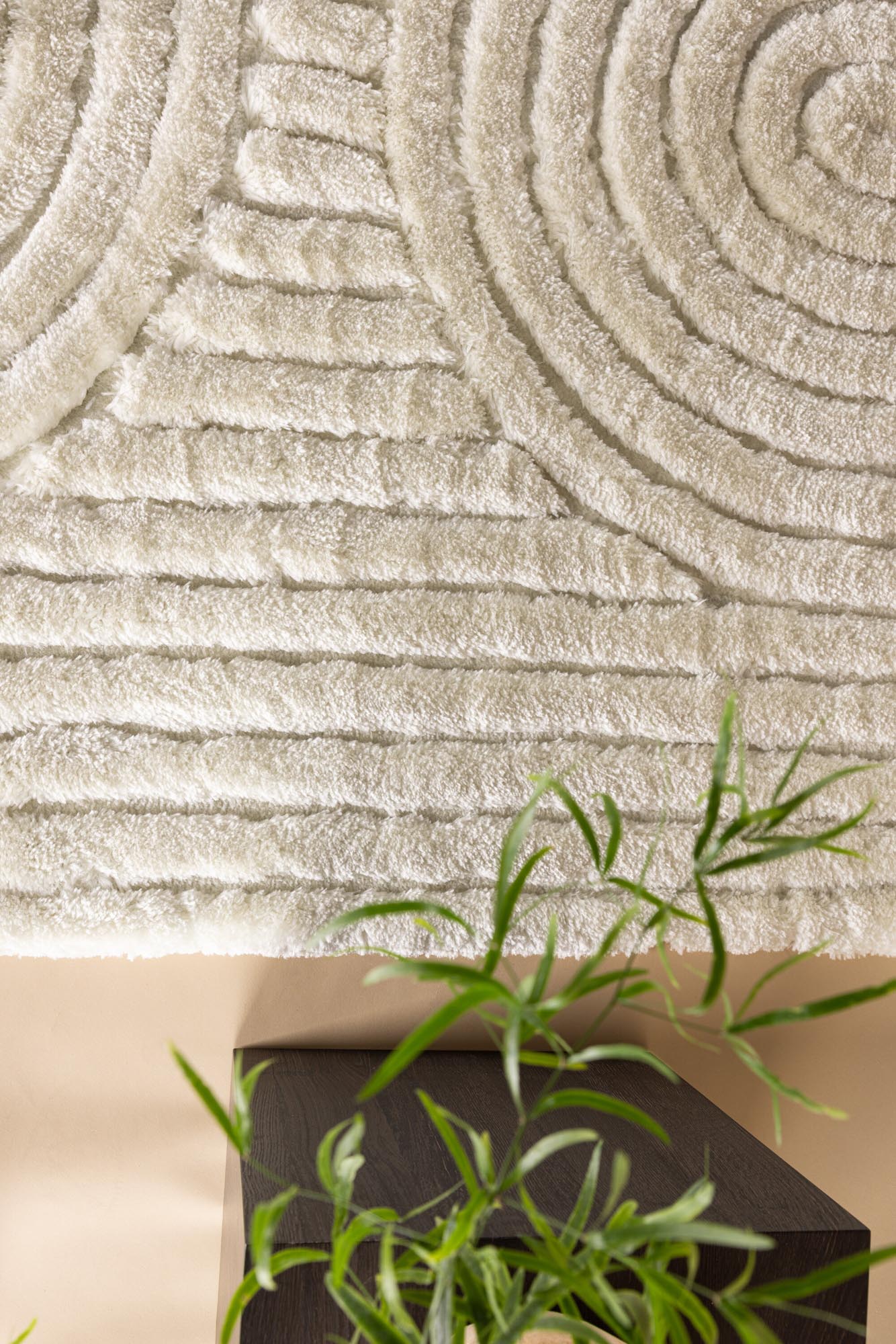 Niklas Teppich von Venture Home: Hochwertiger Polyester, pflegeleicht und langlebig. Stilvolles Rippenmuster in Greige für jedes Zuhause.