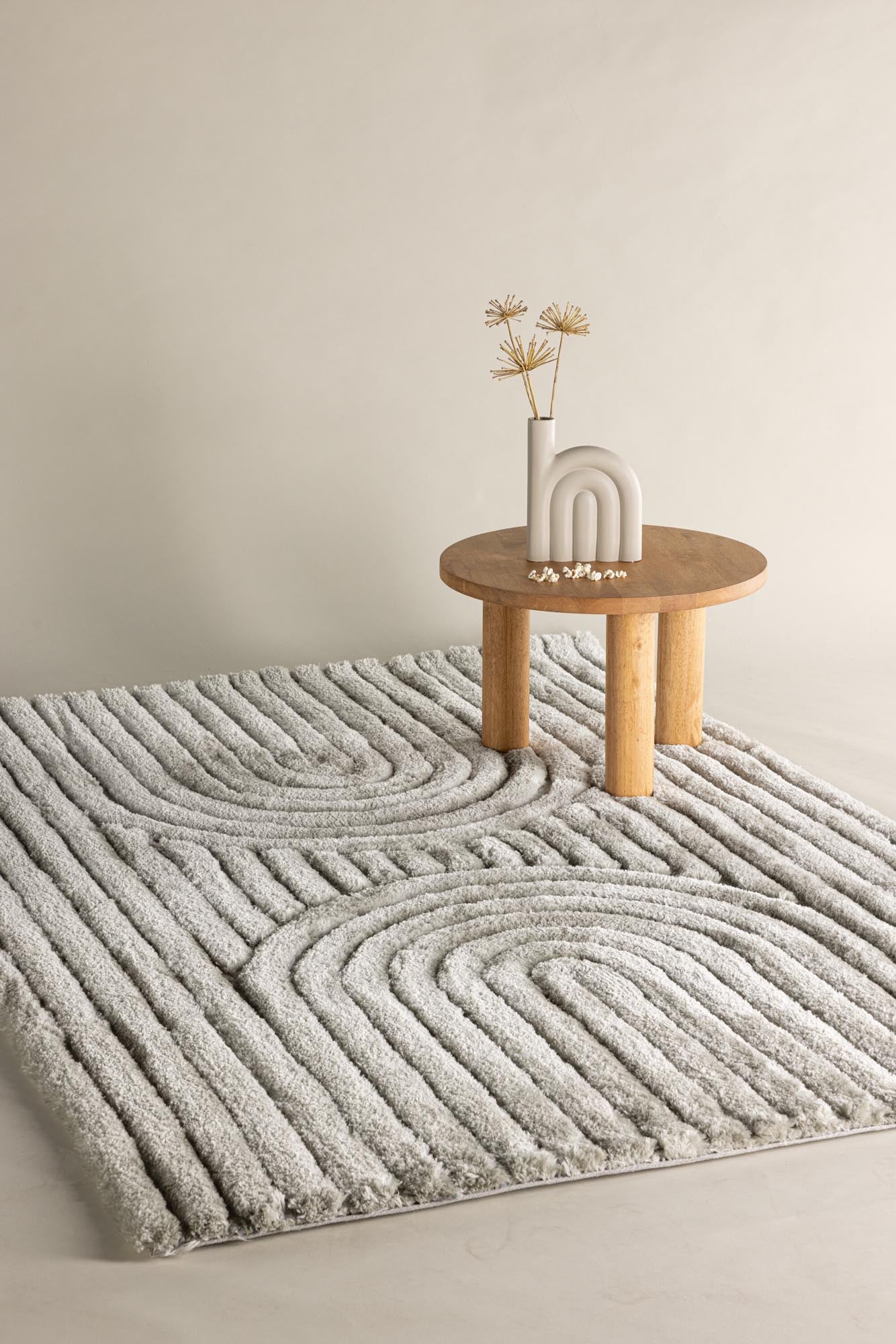 Entdecken Sie den Niklas Teppich von Venture Home: Ein eleganter, pflegeleichter Polyesterteppich mit ansprechendem Rippenmuster in warmem Greige.