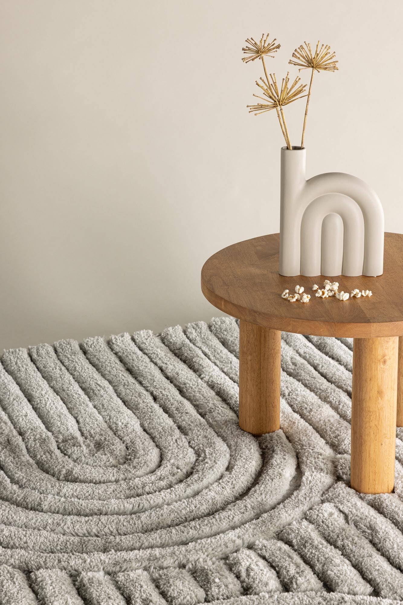 Verleihen Sie Ihrem Zuhause mit dem Niklas Teppich von Venture Home Stil und Komfort. Dieser langlebige Polyesterteppich begeistert durch sein modernes Rippenmuster und die harmonische Greige-Farbe.