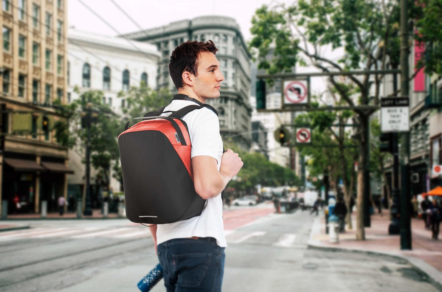 Entdecken Sie den City Life-Rucksack aus RPET in strahlendem Rot – 19l Volumen, nachhaltig, stylisch und ideal für den urbanen Alltag!