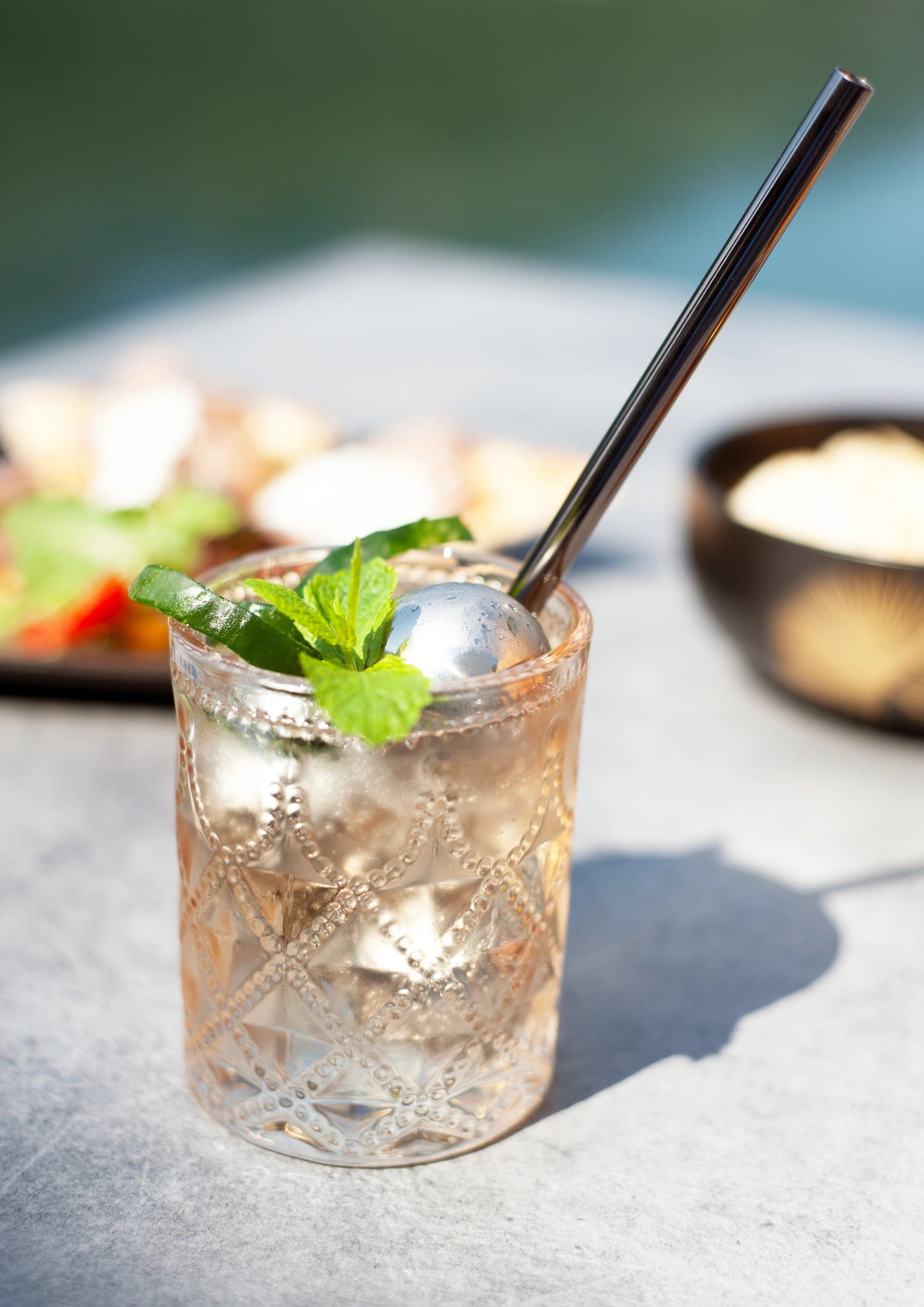 Halten Sie Ihre Cocktails perfekt temperiert mit den Edelstahl-Eiswürfeln von Easy Life. Das 4er Set kommt in einer eleganten Samttasche und ist spülmaschinenfest.