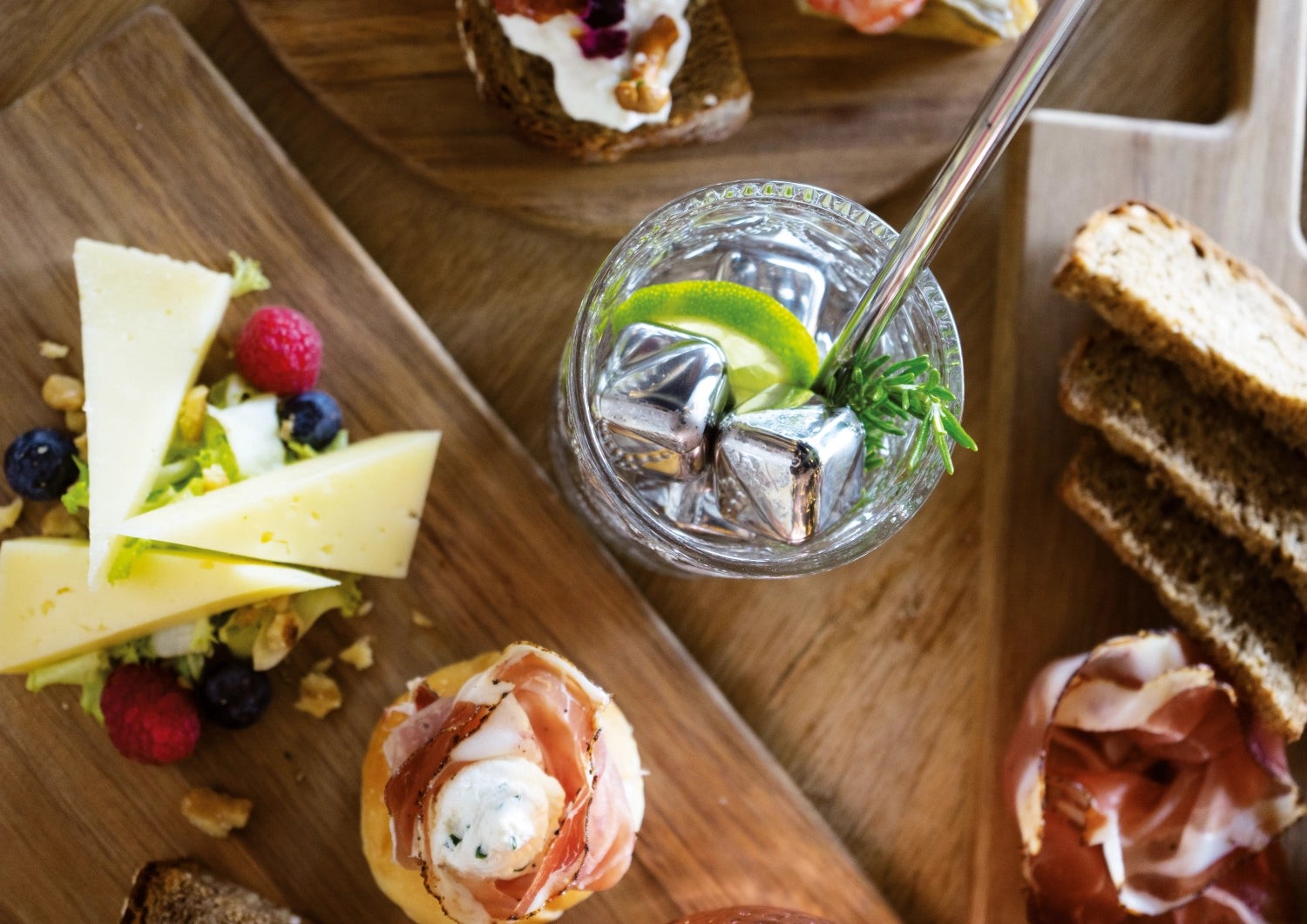 Halten Sie Ihre Getränke perfekt gekühlt mit den Edelstahl-Eiswürfeln im 6er Set. Praktisch in der Samttasche, spülmaschinenfest und ideal für Cocktails.