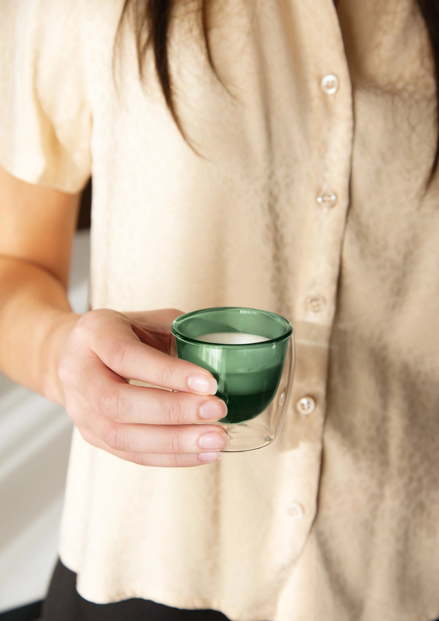 Entdecken Sie das 2er Set doppelwandiger Espressogläser in Grün. Ideal für heiße und kalte Getränke, spülmaschinenfest und stilvoll.