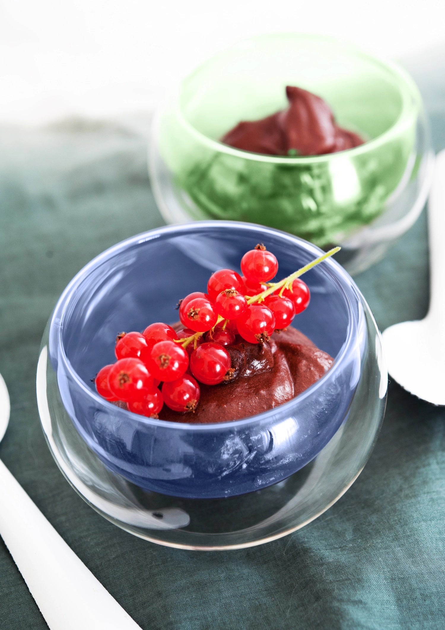 Genießen Sie Ihre Desserts stilvoll mit den doppelwandigen Glasschalen in Blau. Ideal für Eis, Mousse und mehr – spülmaschinenfest und langlebig!