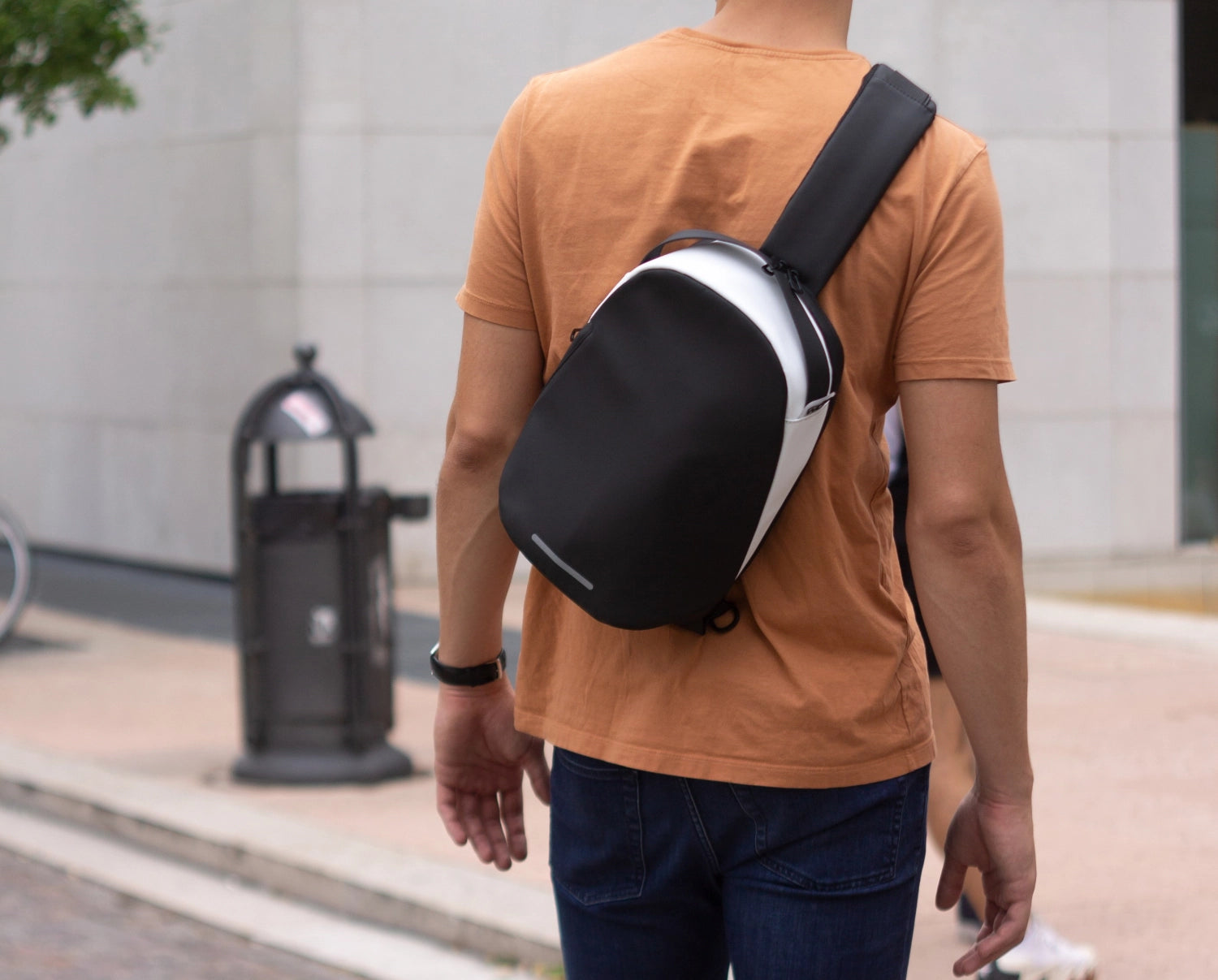 Erleben Sie den City Life SLING Rucksack aus RPET: umweltfreundlich, stylisch und funktional. 8l Volumen, ideal für Alltag und Reisen.