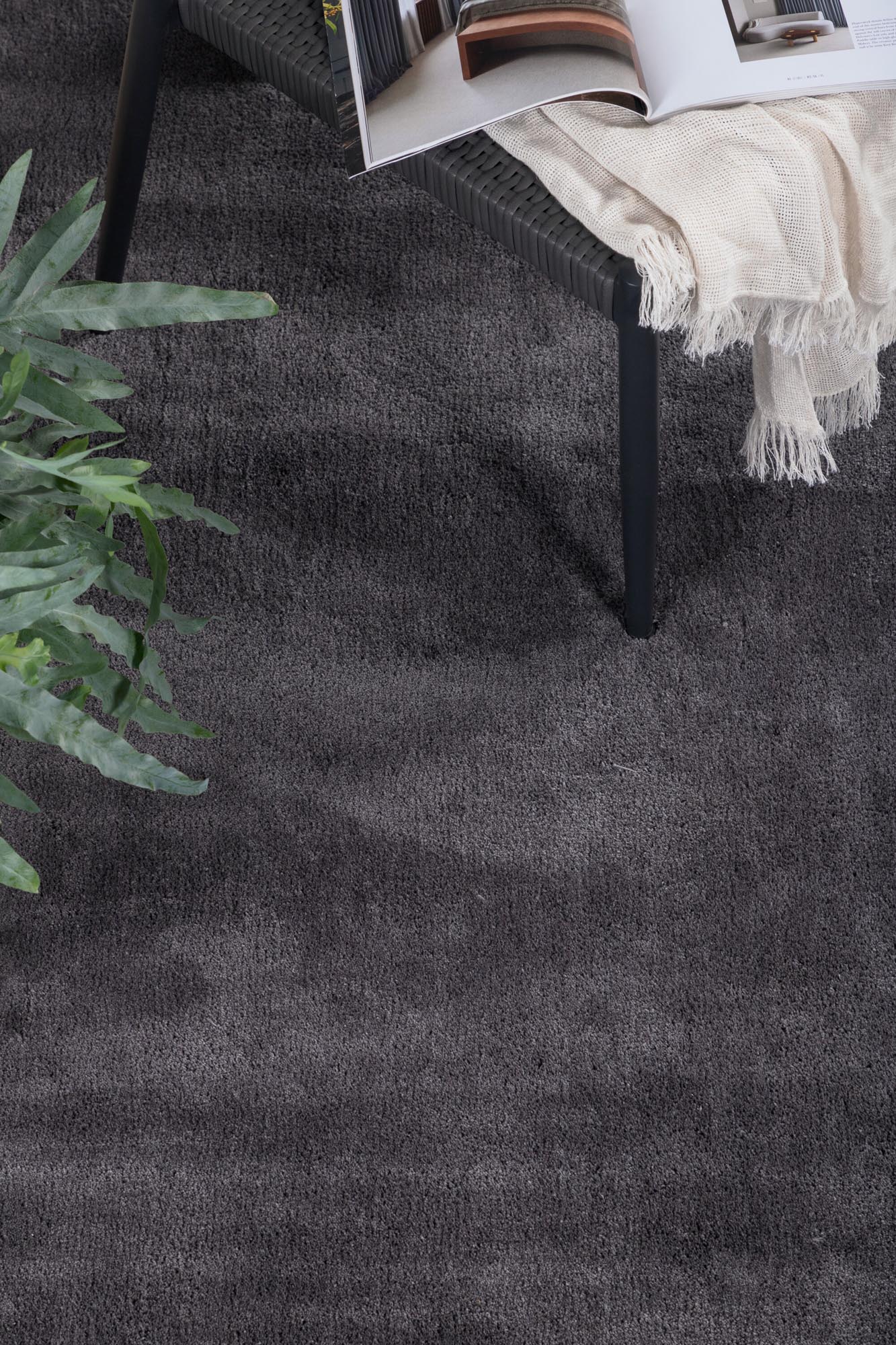 Wunderteppich in Dunkelgrau präsentiert im Onlineshop von KAQTU Design AG. Teppich ist von Venture Home