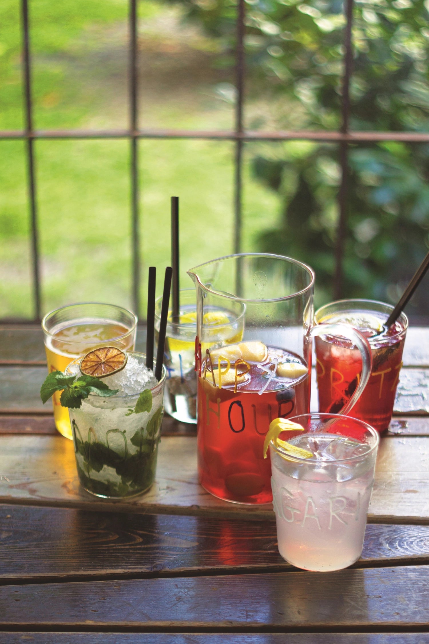 Handgefertigter Krug aus Borosilikatglas HAPPY HOUR, 1,2 l, ideal für stilvolle Getränkepräsentation und besondere Anlässe.