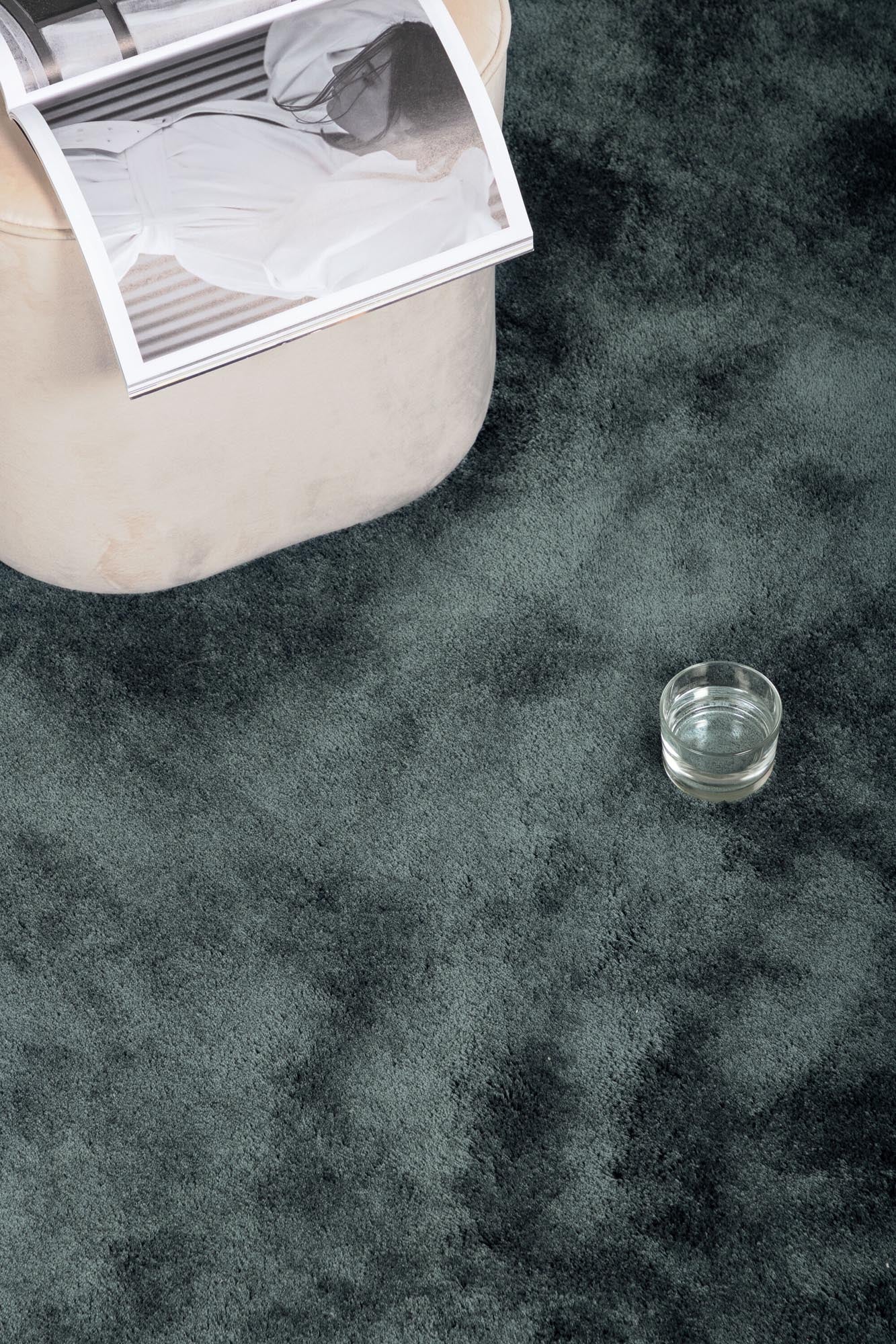 Wunderteppich in Grün präsentiert im Onlineshop von KAQTU Design AG. Teppich ist von Venture Home