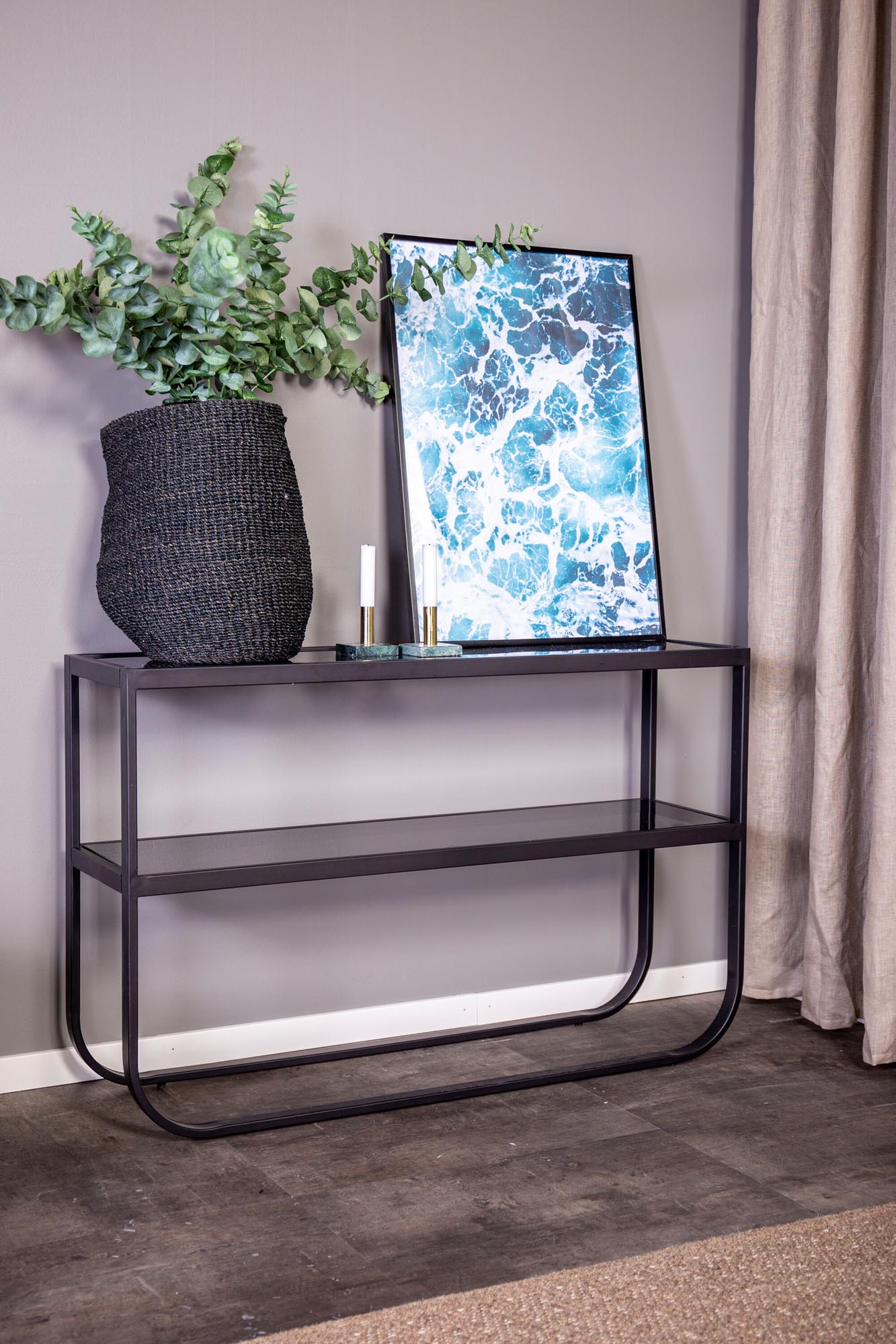 Stilvoller Rocker Beistelltisch von Venture Home: Robustes Design mit schwarzem Gestell und edlem grauen Rauchglas, ideal für jedes moderne Zuhause.