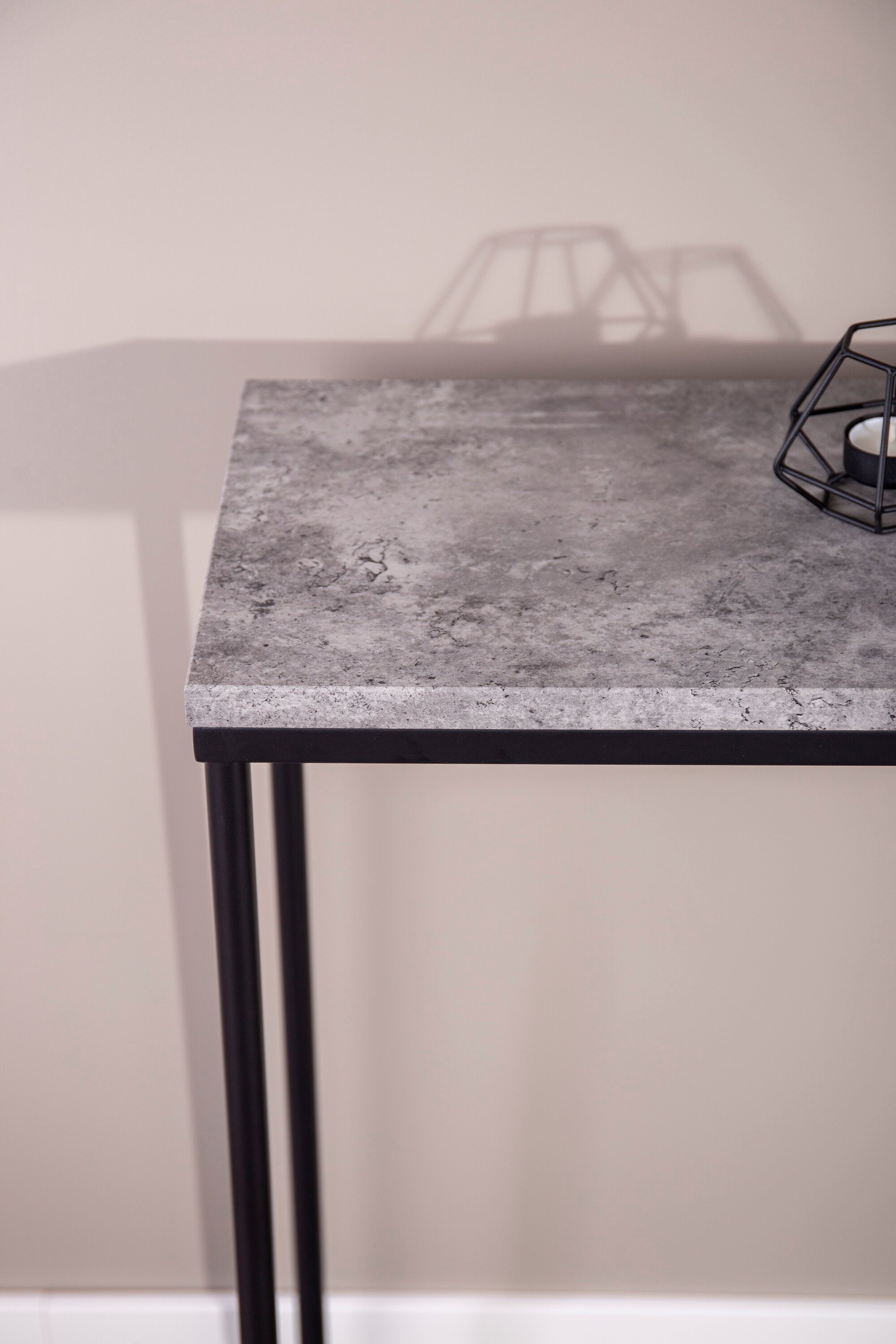 Palace Beistelltisch in Dunkelgrau präsentiert im Onlineshop von KAQTU Design AG. Beistelltisch ist von Venture Home