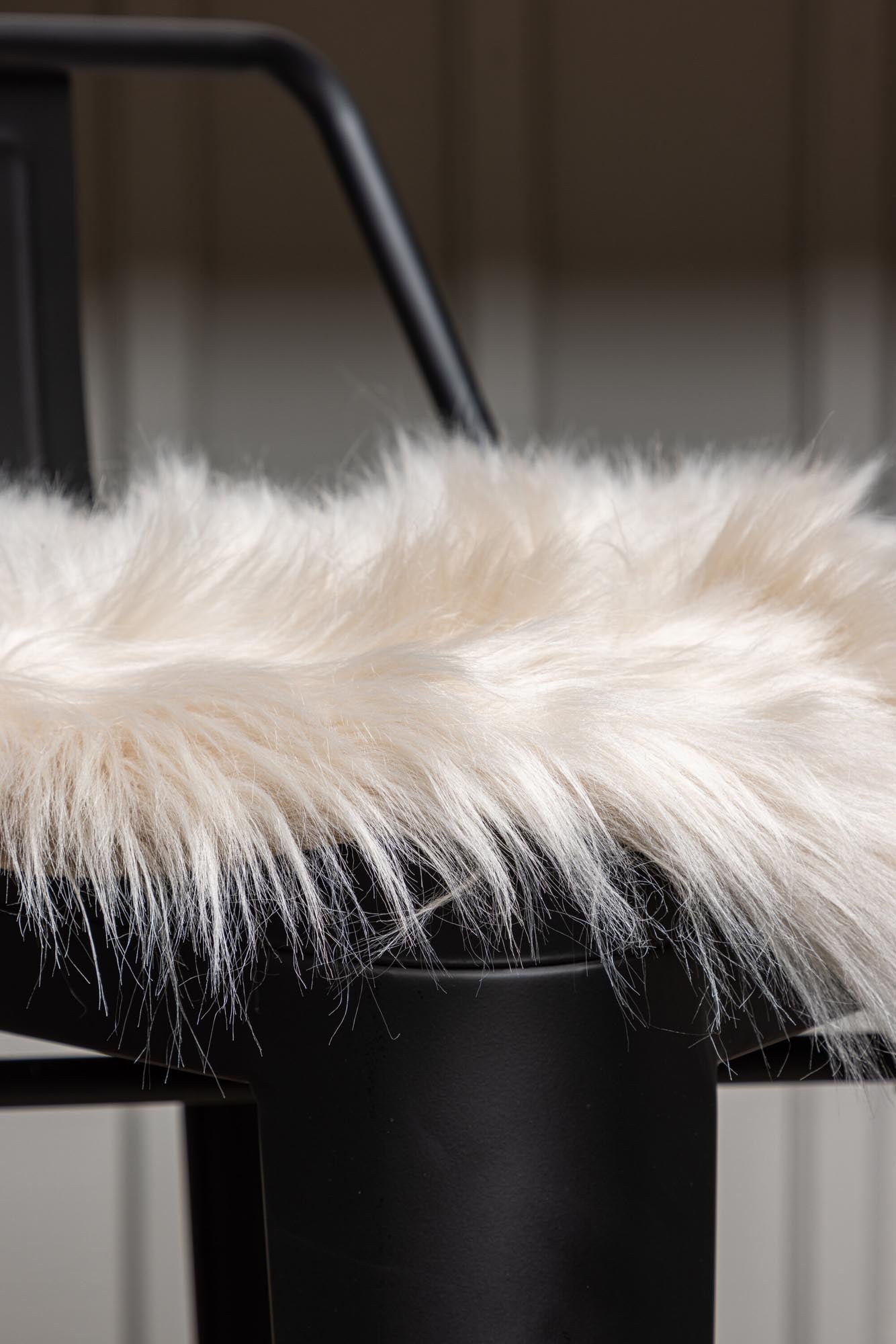 Katy Kissen von Venture Home: Hochwertiges, rundes Kissen aus Kunstfell, das Komfort und Stil vereint – ideal für jedes Zuhause.