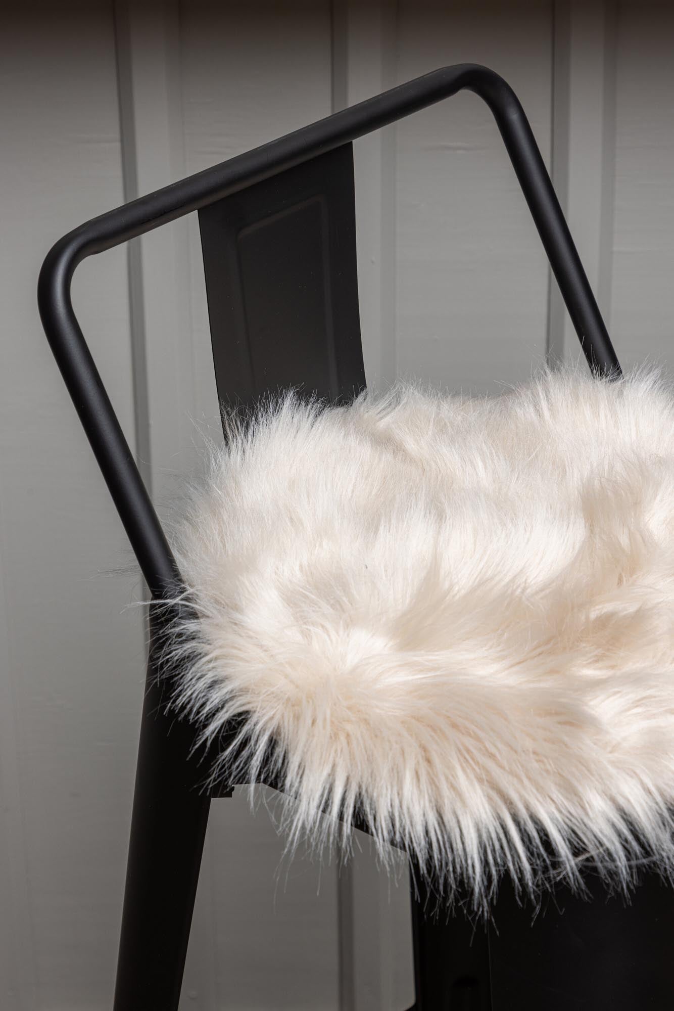 Das Katy Kissen von Venture Home: Luxuriöses, weiches Acryl in elegantem Beige, ideal für jeden Raum. Perfekt für Entspannung und Stil.