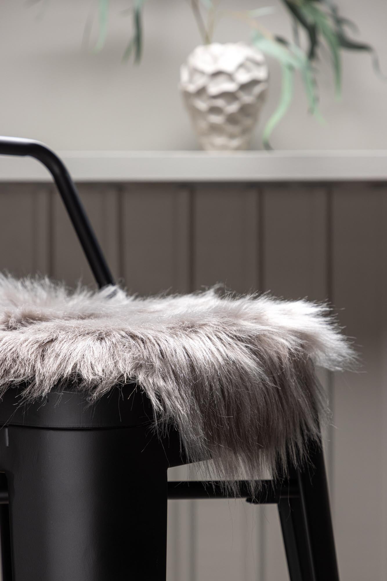 Katy Kissen von Venture Home: Stilvolles Wohnaccessoire aus hochwertigem Acryl. Perfekt für jeden Raum, vereint Eleganz und Gemütlichkeit.