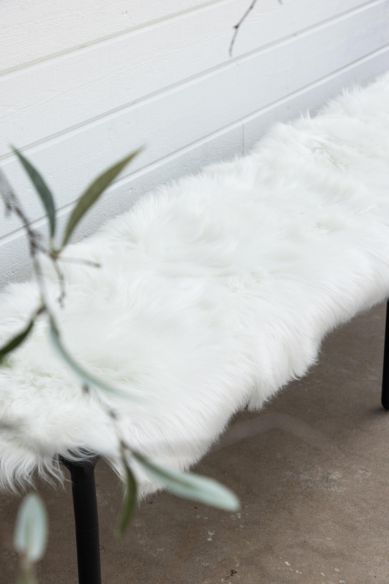 Entdecken Sie die Katy Decke von Venture Home – eine elegante, beige Acryl-Decke, die Wärme und Stil in Ihr Zuhause bringt.