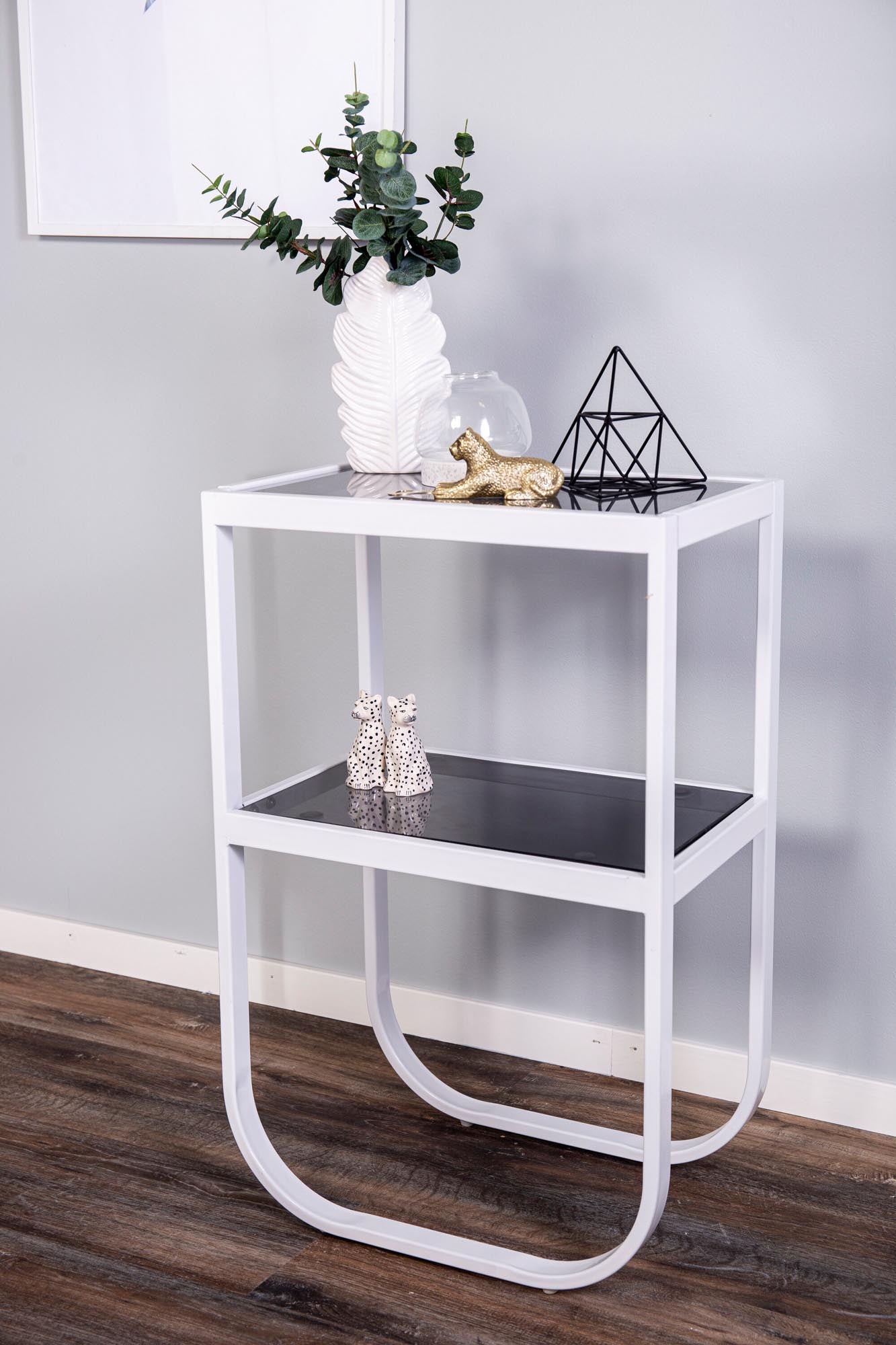 Stilvoller Rocker Nachttisch von Venture Home mit weißer Oberfläche und grauem Rauchglas. Ideal für funktionale Eleganz im Schlafzimmer.