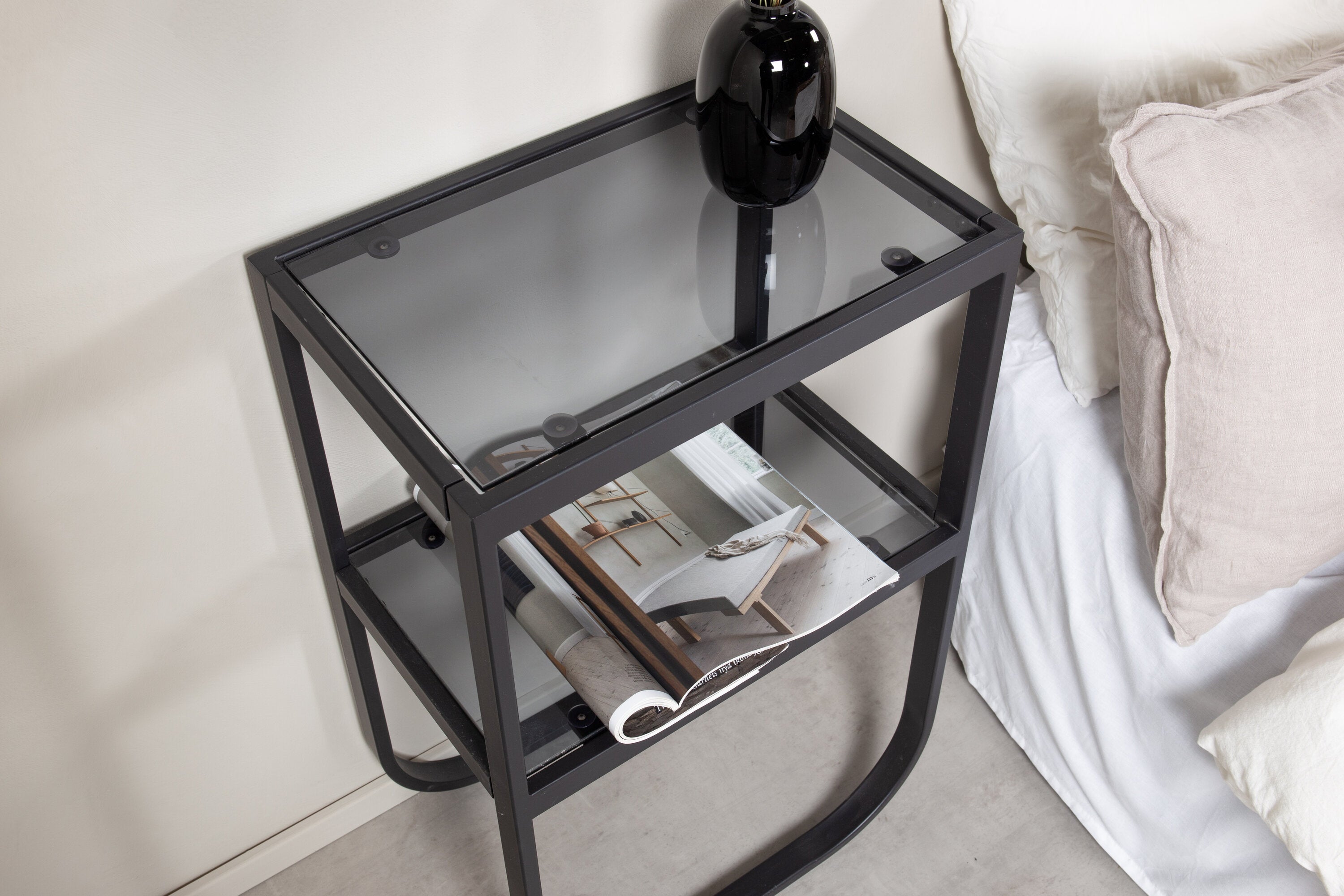 Rocker Tisch in Schwarz präsentiert im Onlineshop von KAQTU Design AG. Nachttisch ist von Venture Home