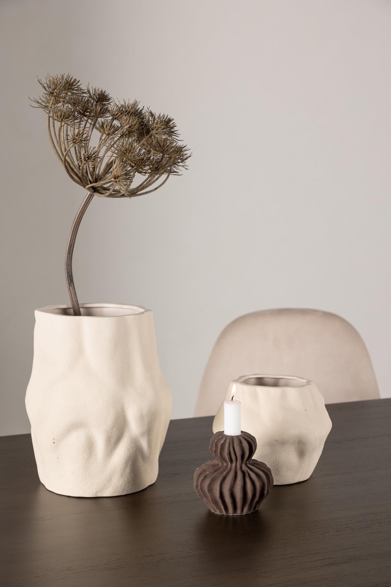 Kaseindon Tisch in Dunkelbraun präsentiert im Onlineshop von KAQTU Design AG. Esstisch ist von Venture Home