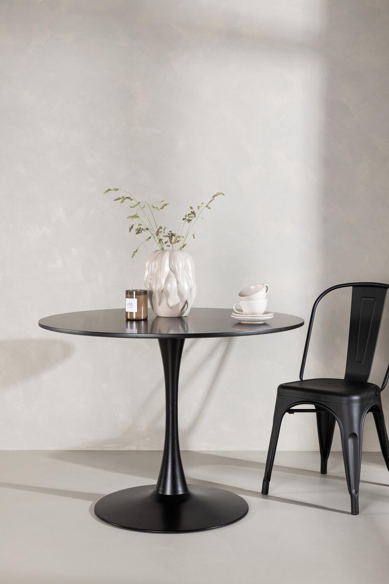 Entdecken Sie den Glade Esstisch von Venture Home: zeitloses skandinavisches Design, stabiler Trompetenfuss aus Stahl, perfekt für stilvolle Esszimmer.