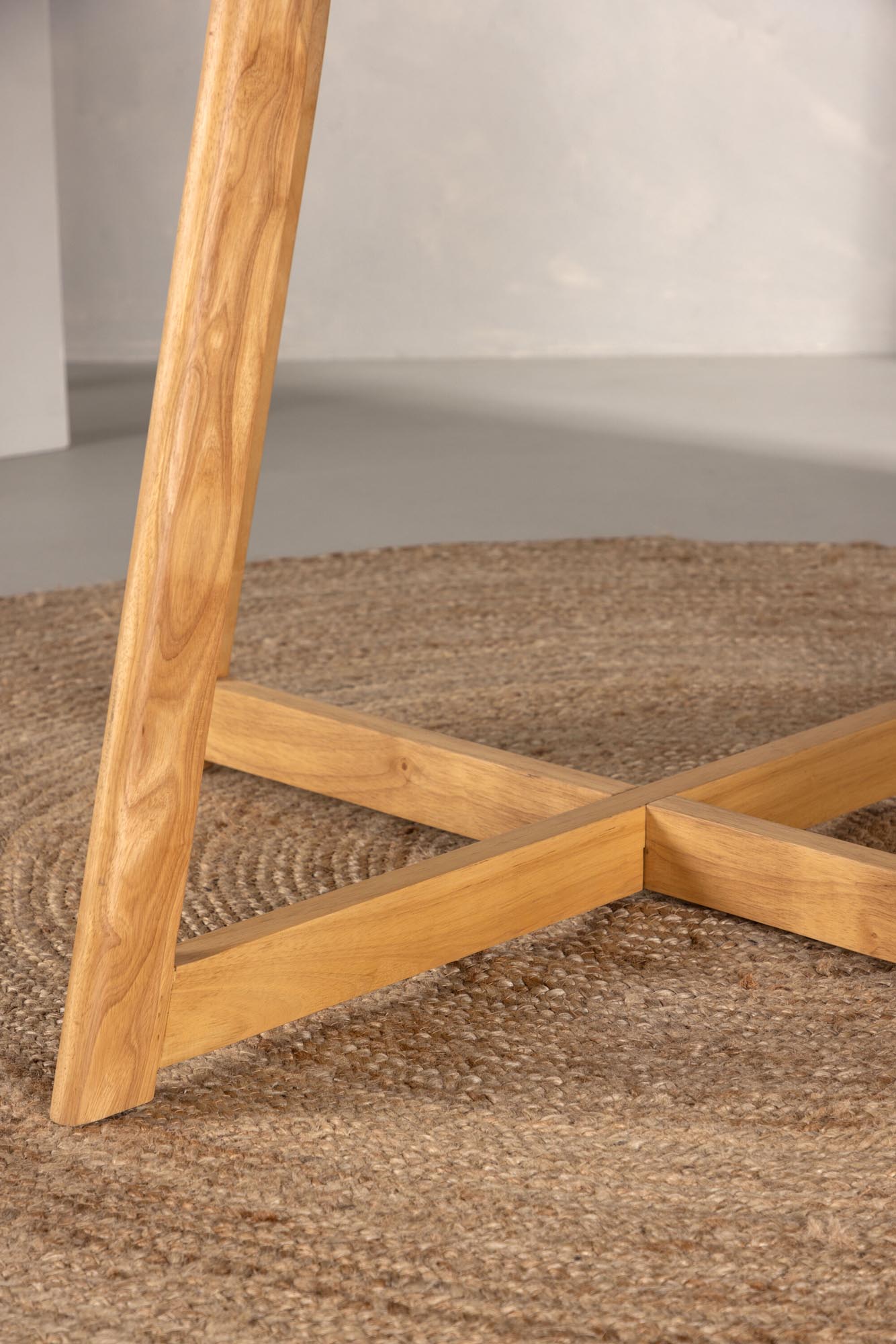 Entdecken Sie den Yadikon Tisch von Venture Home: Ein stilvoller, runder Esstisch aus langlebigem Gummiholz mit anpassbaren Kanten für jeden Anlass.