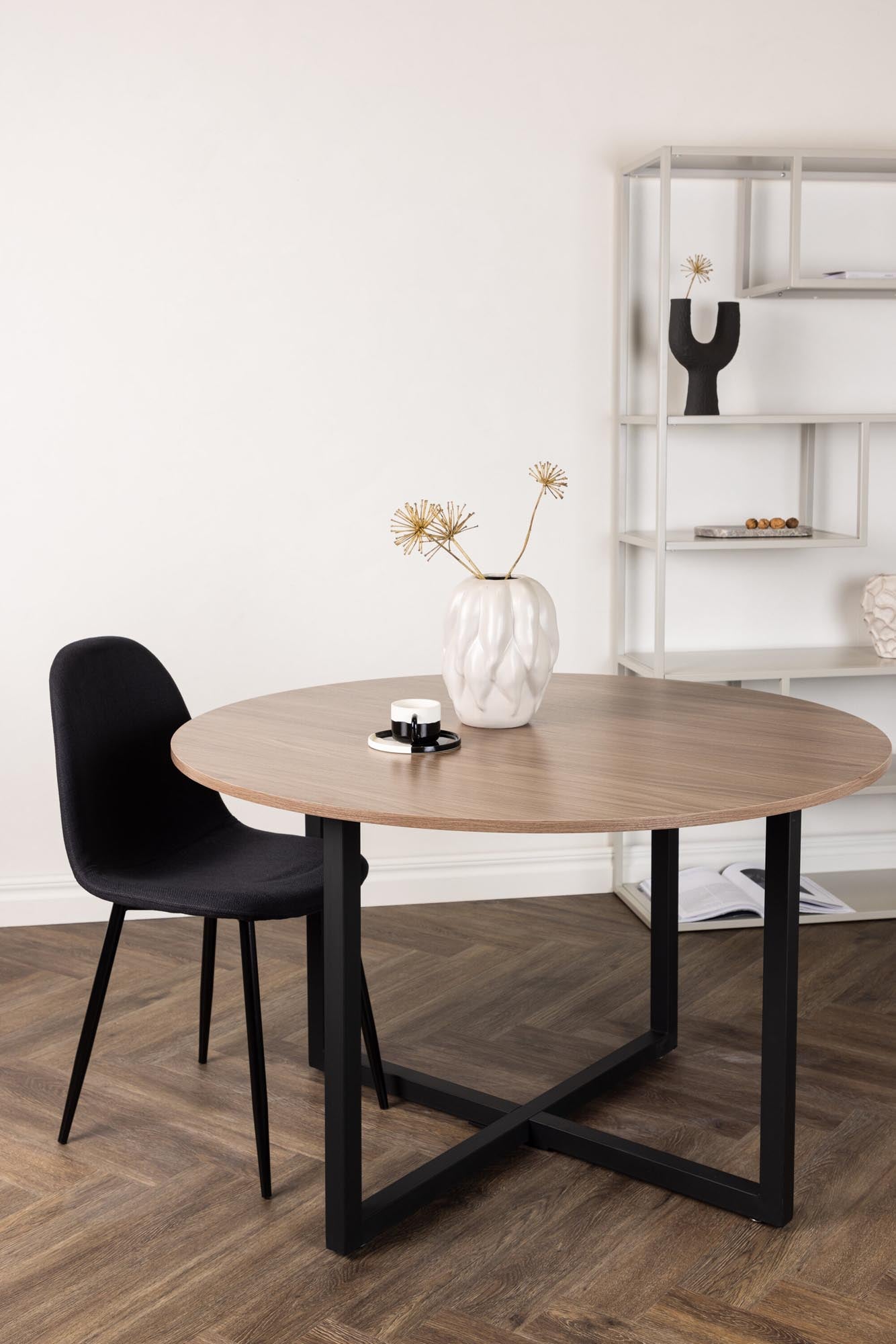 Der Durango Tisch von Venture Home: Elegantes Walnuss-MDF, stabile Stahlbeine, ideal für gesellige Runden.