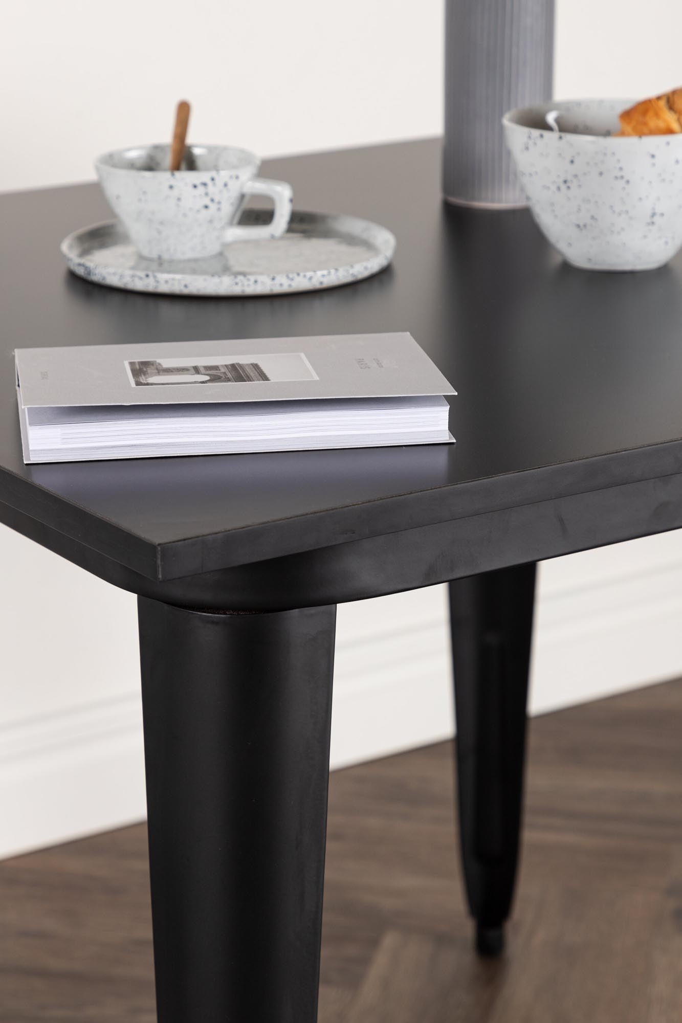 Entdecken Sie den Tempe Tisch von Venture Home: Stilvolles Walnuss-MDF, robuste Metallbeine, perfektes Design für gesellige Momente.