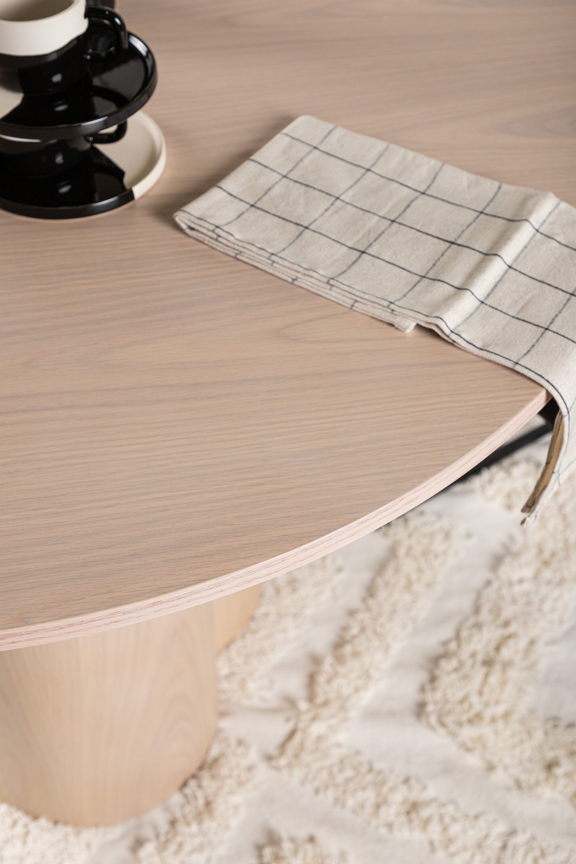 Olivia Esstisch in Tünchen präsentiert im Onlineshop von KAQTU Design AG. Esstisch ist von Venture Home