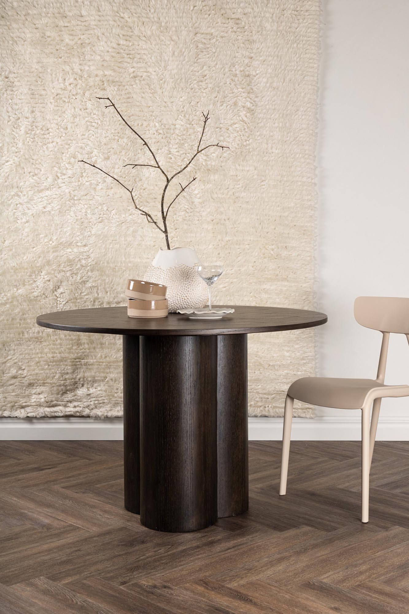 Der Olivia Esstisch von Venture Home besticht durch sein modernes Design und hochwertige Materialien, ideal für stilvolle Essbereiche.