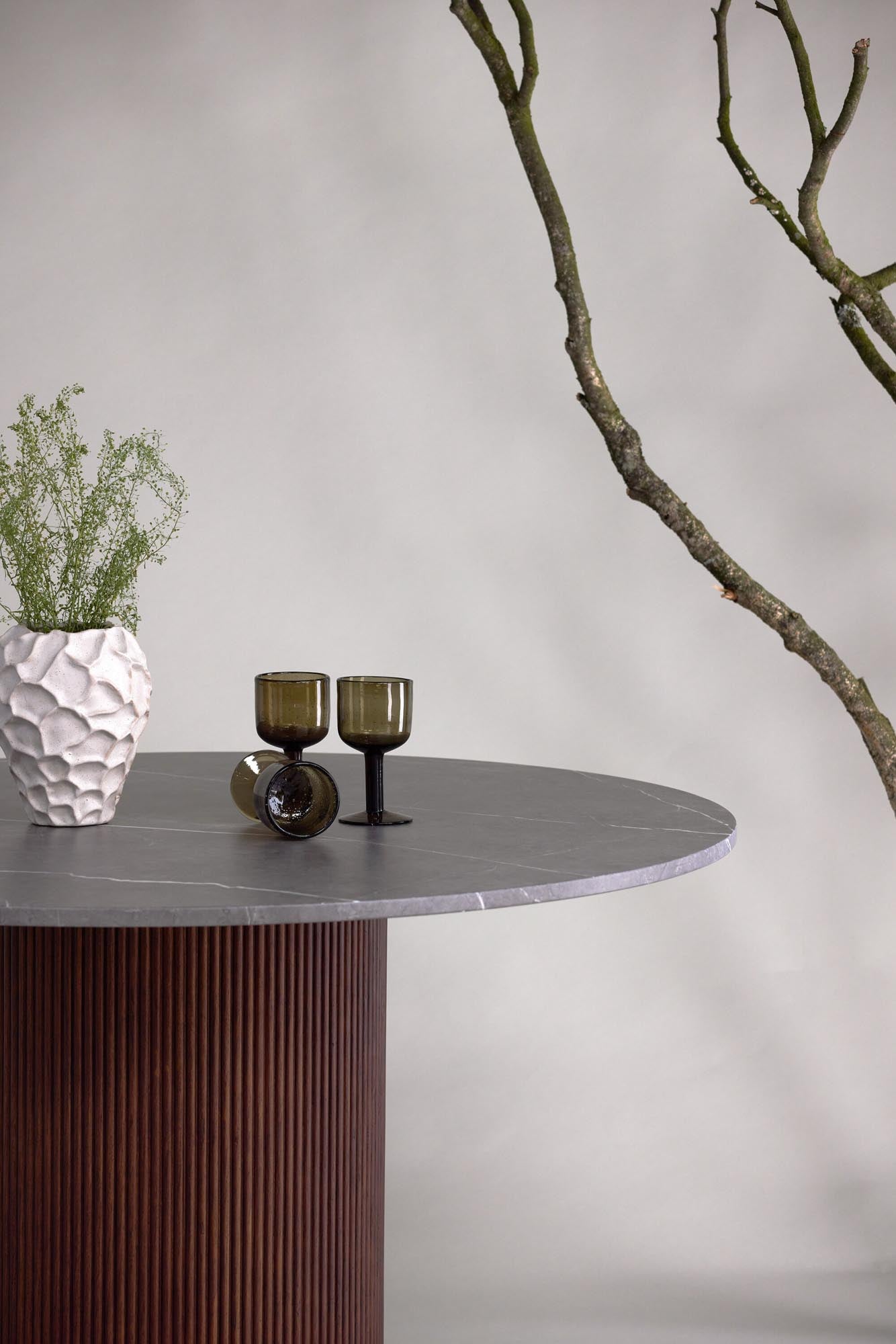 Entdecken Sie den eleganten Austin Tisch von Vind in Mokkafarbe – der perfekte Esstisch für gesellige Abende und stilvolle Anlässe.