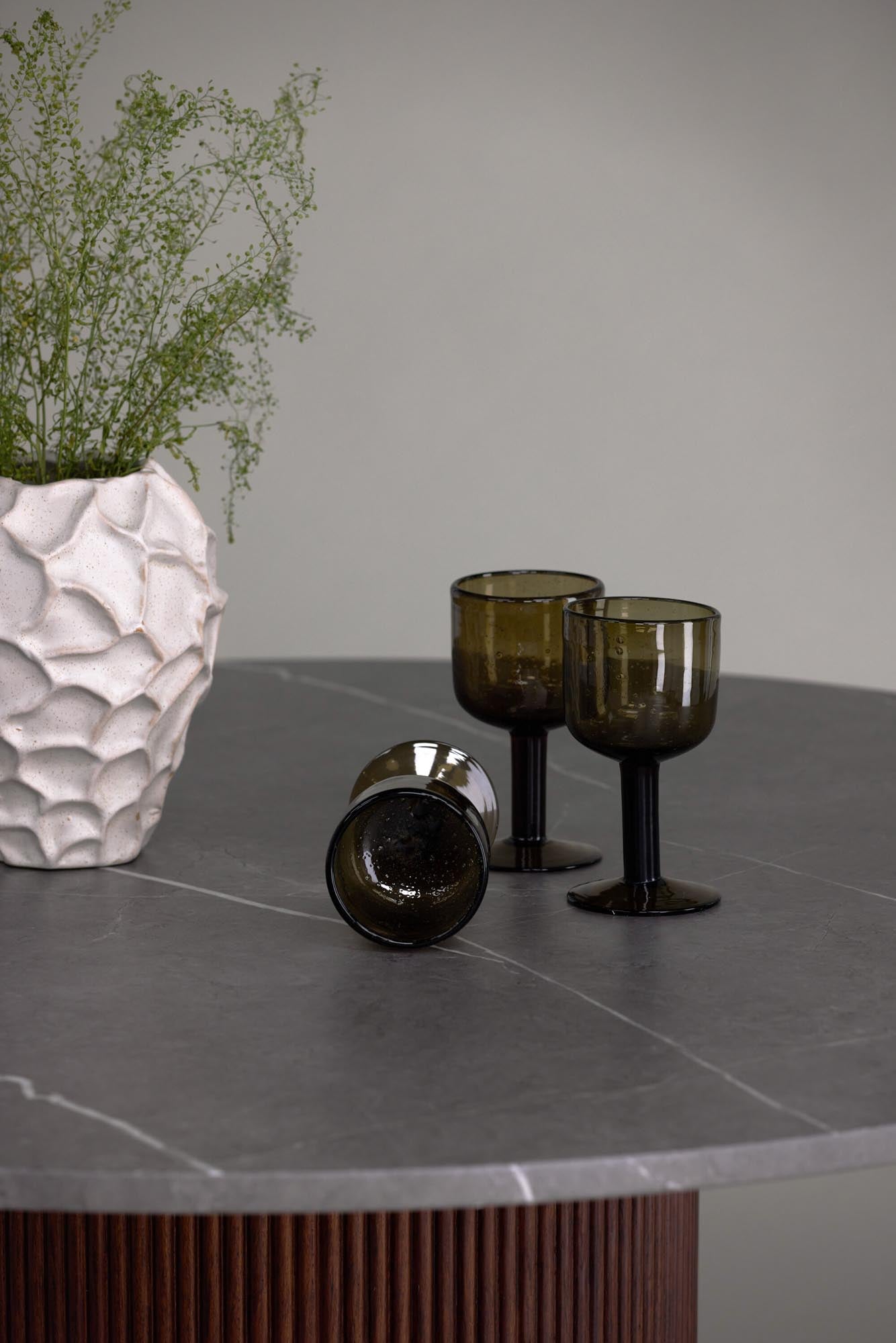 Entdecken Sie den Austin Tisch von Vind: Ein stilvolles Möbelstück in eleganter Mokkafarbe, perfekt für gesellige Abende und festliche Anlässe.