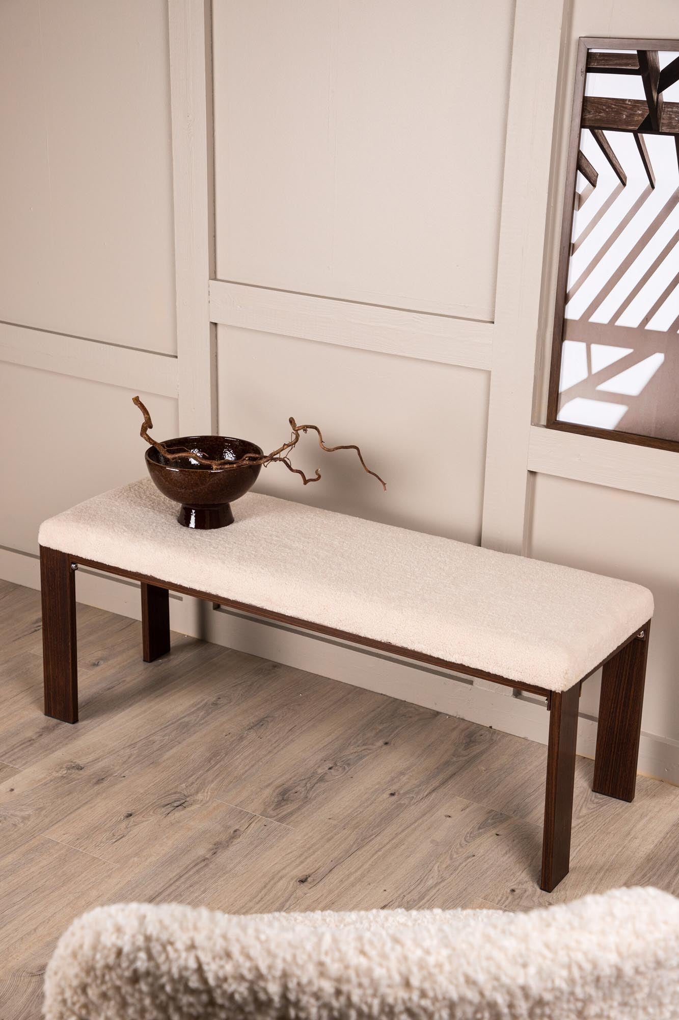 Elegante Chester Bank: Weisser Fleecestoff, Walnussholzbeine, Stahlkonstruktion. Komfort & Luxus für jeden Raum.