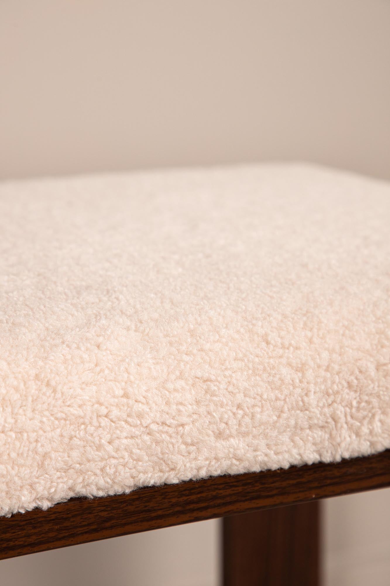 Elegante Chester Bank: Weisser Fleecestoff, Walnussholzbeine, Stahlkonstruktion. Komfort & Luxus für jeden Raum.