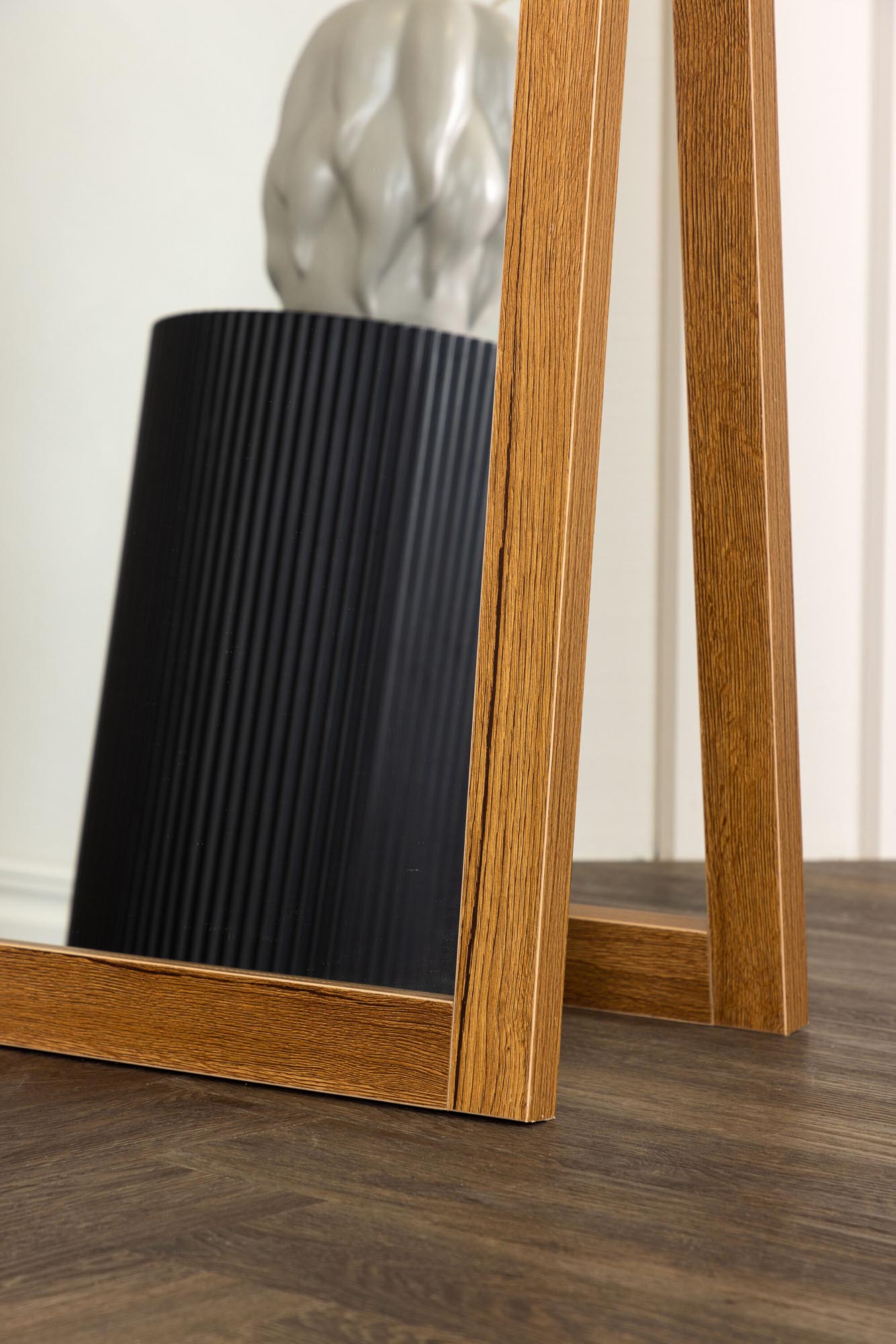 Moderner Sebring Spiegel von Venture Home, stilvoll und funktional, ideal für jedes Interieur, hochwertig verarbeitet.