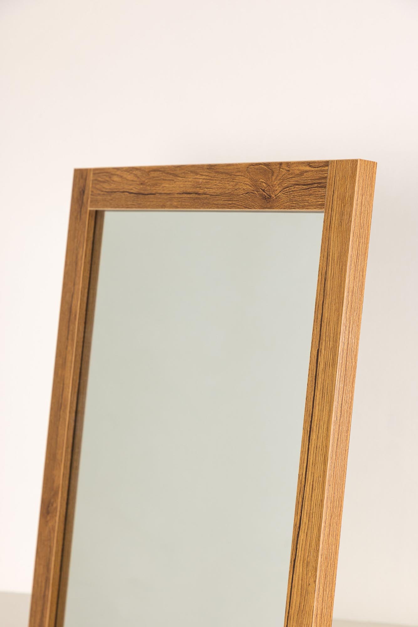 Moderner Sebring Spiegel von Venture Home, stilvoll und funktional, ideal für Wohnräume, mit zeitlosem und hochwertigem Design.