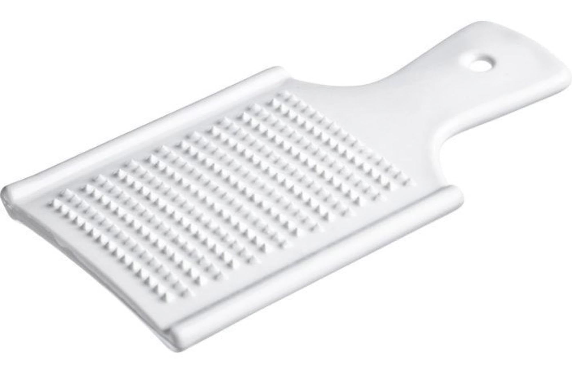 Entdecken Sie die Westmark Handreibe aus Keramik (15x7.7 cm) – ideal zum Reiben von Käse, Gewürzen, Gemüse und Obst. Hygienisch, pflegeleicht und ergonomisch!