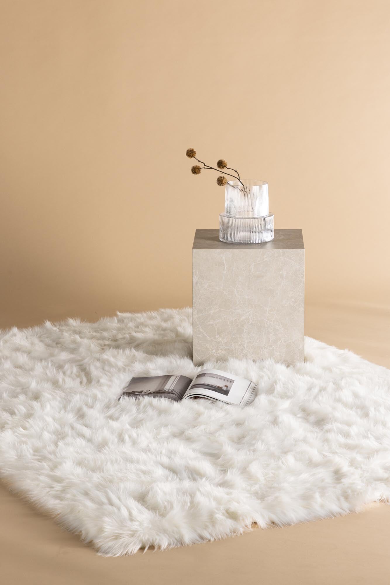 Katy Decke von Venture Home: Hochwertige Acryl-Decke in sanftem Beige, ideal für Stil und Gemütlichkeit in jedem Raum.