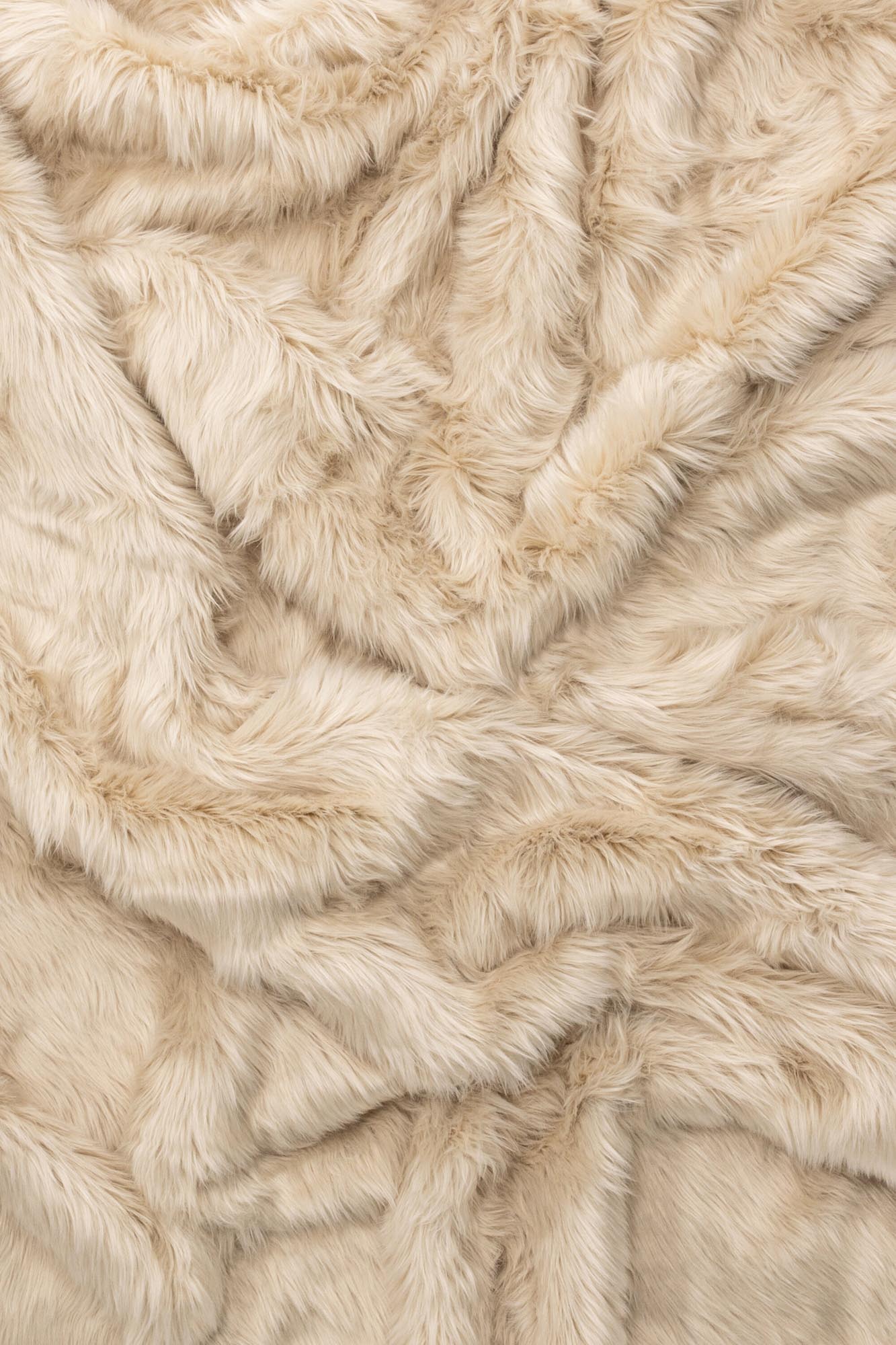 Die Katy Decke von Venture Home bietet stilvolle Gemütlichkeit. Aus weichem Acryl gefertigt, ist sie langlebig und pflegeleicht – ideal für jedes Zuhause.