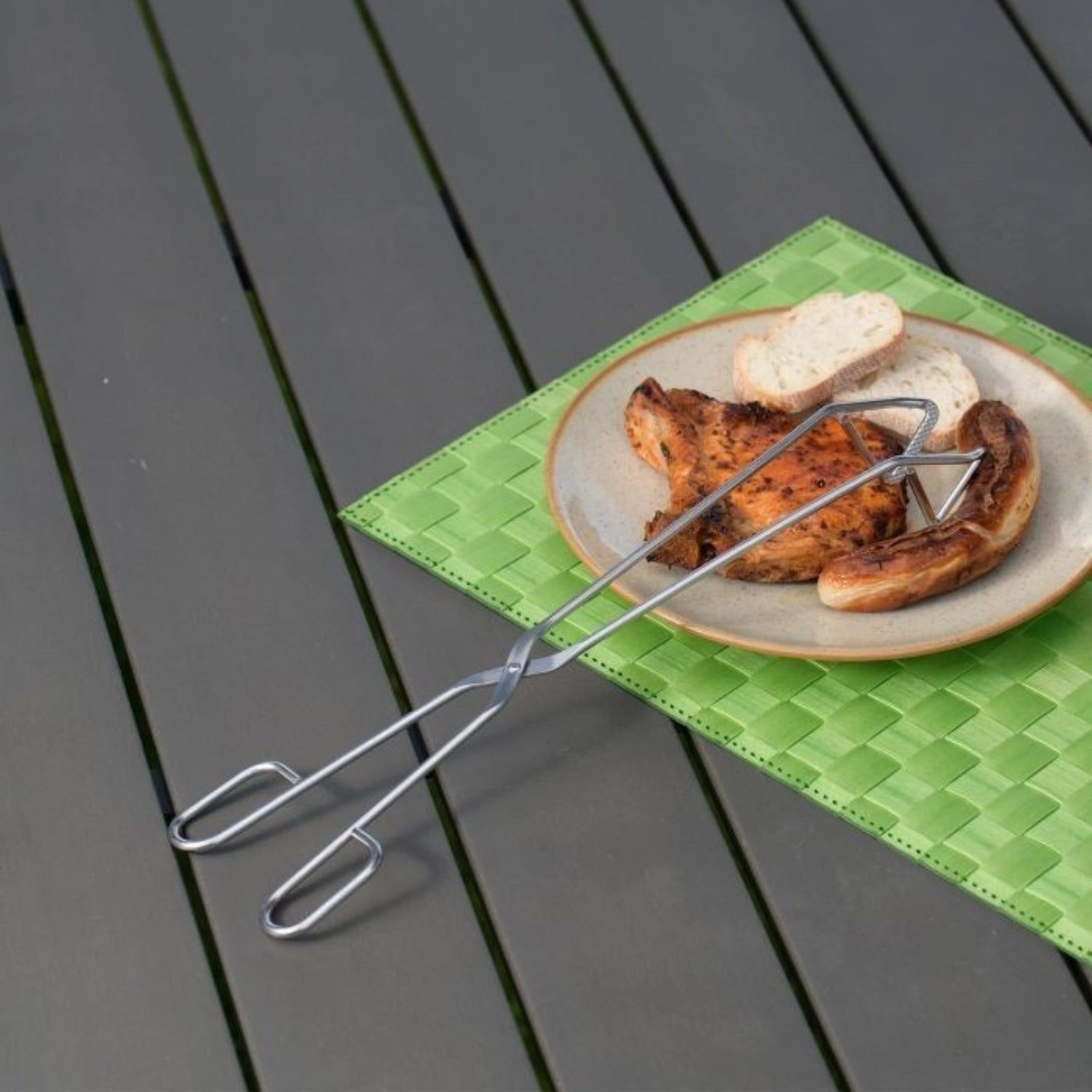 Hochwertige Grillzange von Westmark, 38 cm lang, ideal zum Wenden und Servieren von Grillgut, ergonomisches Design für einfachen Gebrauch.