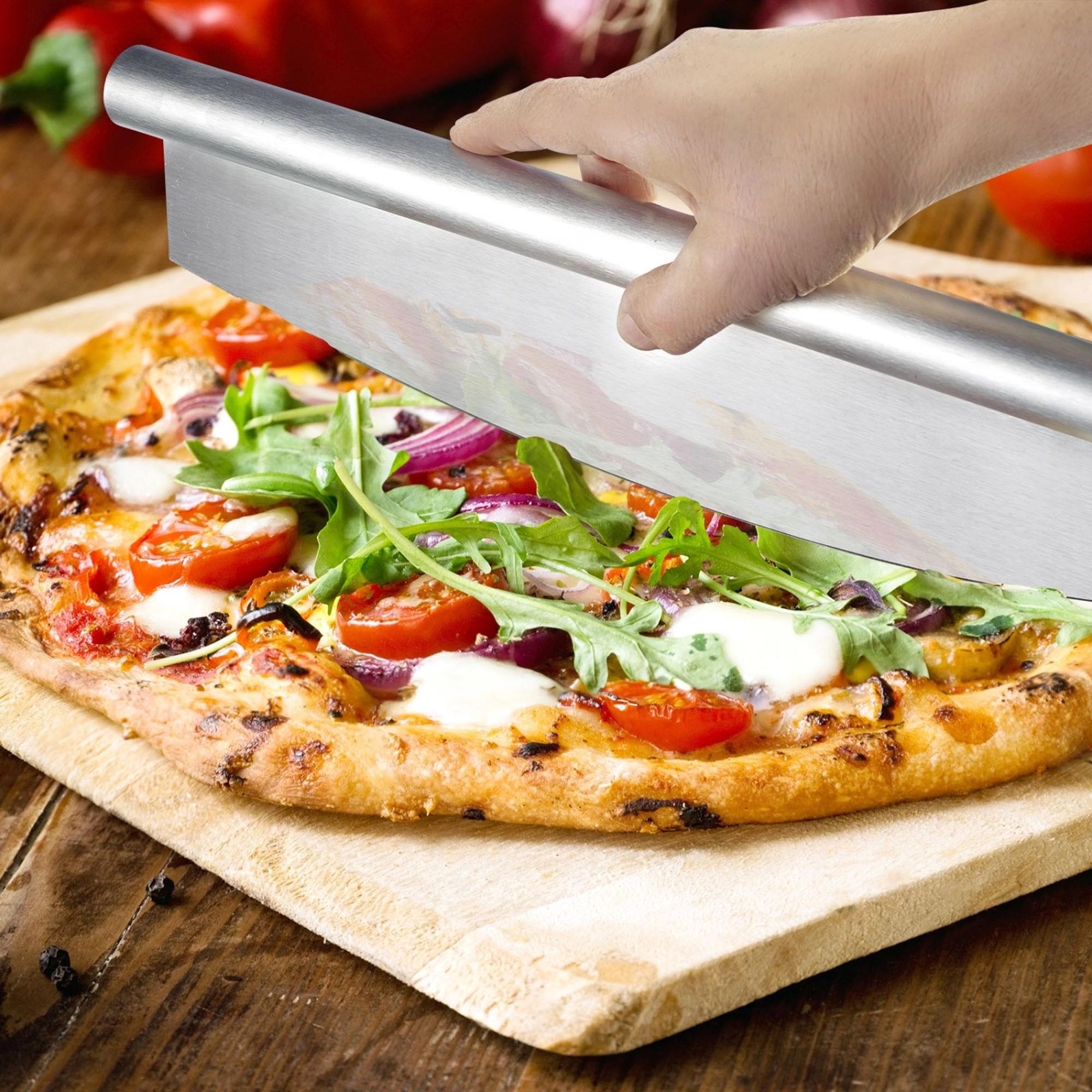 Praktisches Pizza-Wiegemesser von Westmark mit hochwertiger Edelstahlklinge und ergonomischem Griff für müheloses Schneiden.