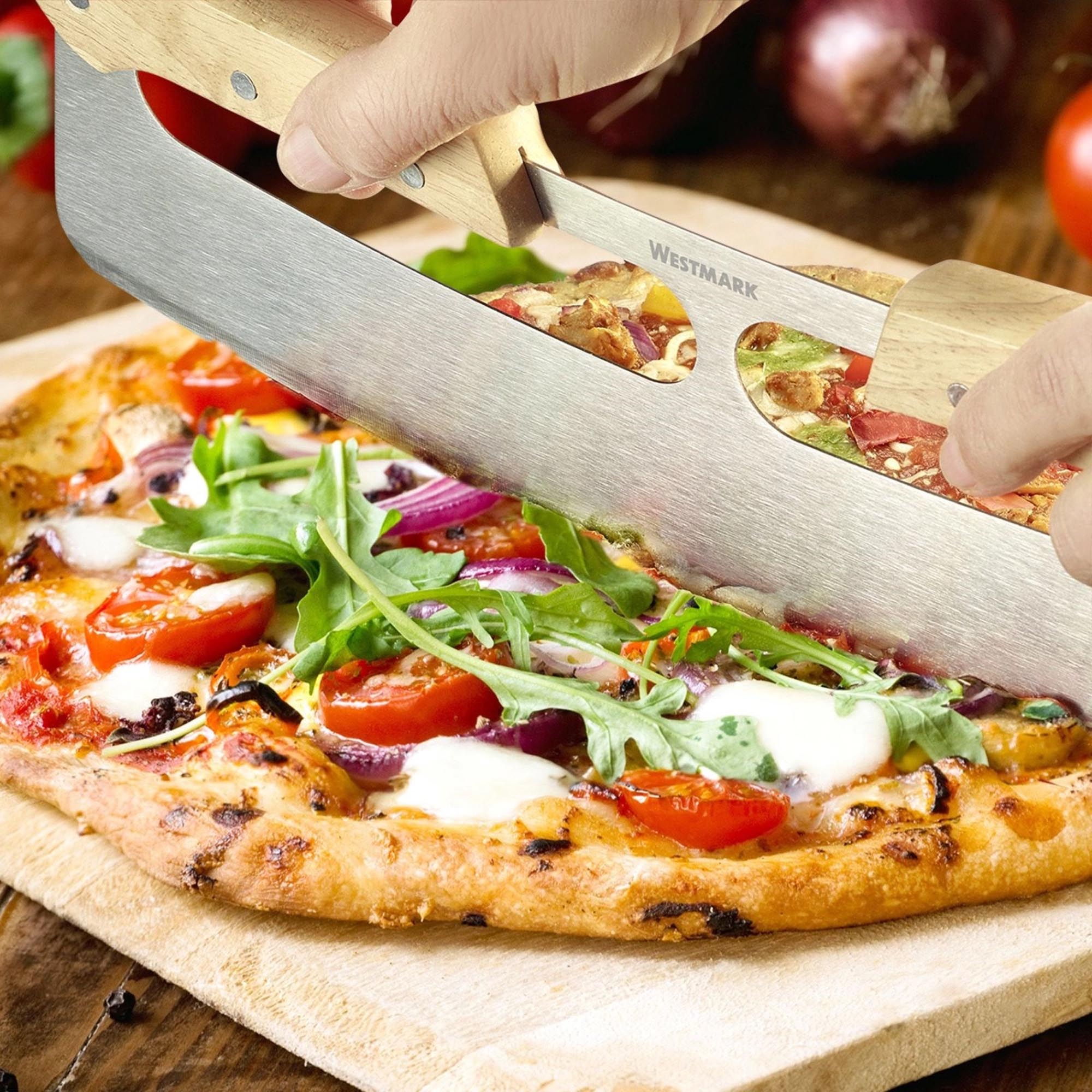 Das Westmark Pizza Wiegemesser Pro überzeugt mit scharfer Edelstahlklinge und ergonomischem Griff für müheloses Schneiden.