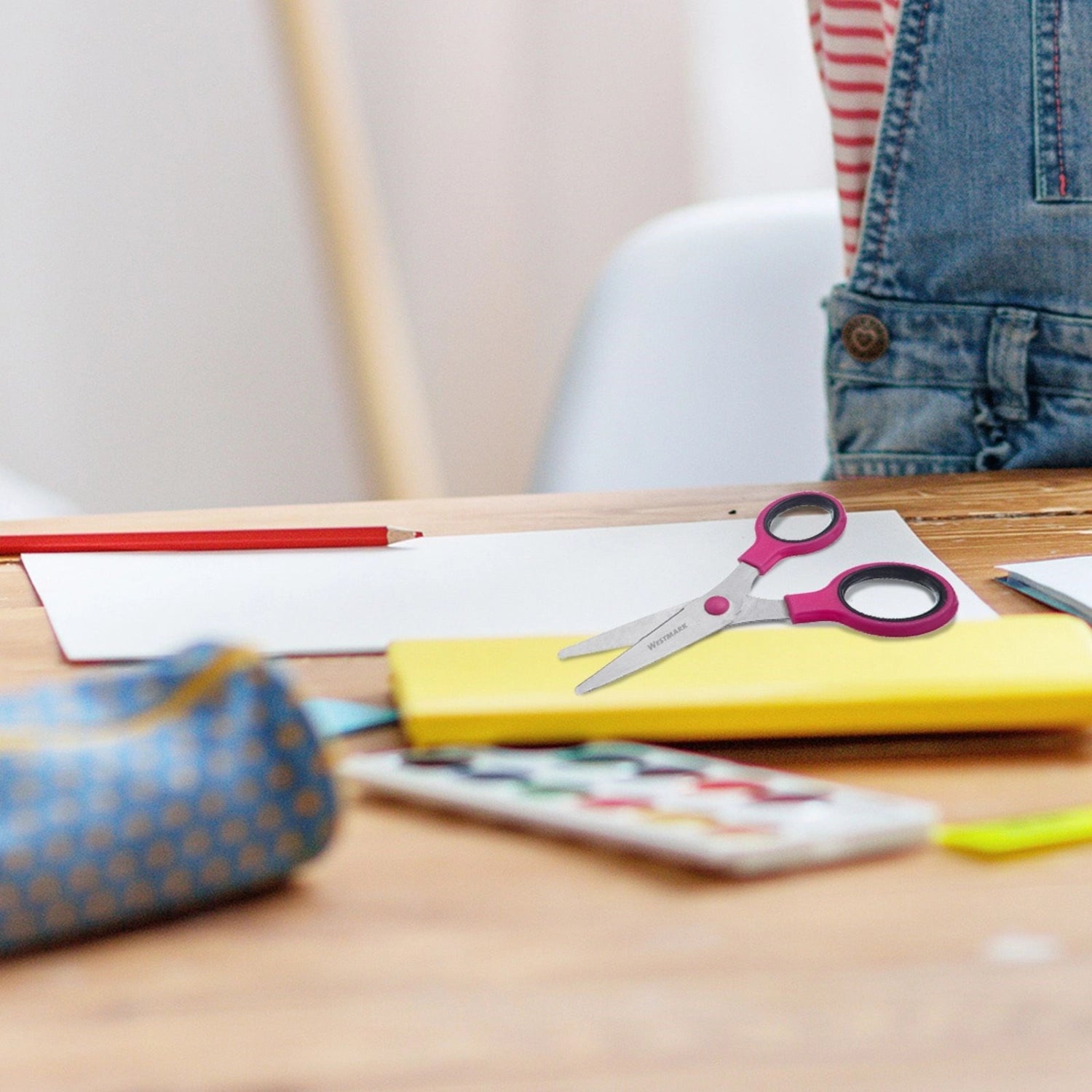 Bunte Kinderschere von Westmark, perfekt für kreative Bastelarbeiten. Ergonomisches Design für sicheres und einfaches Schneiden in kleinen Händen.
