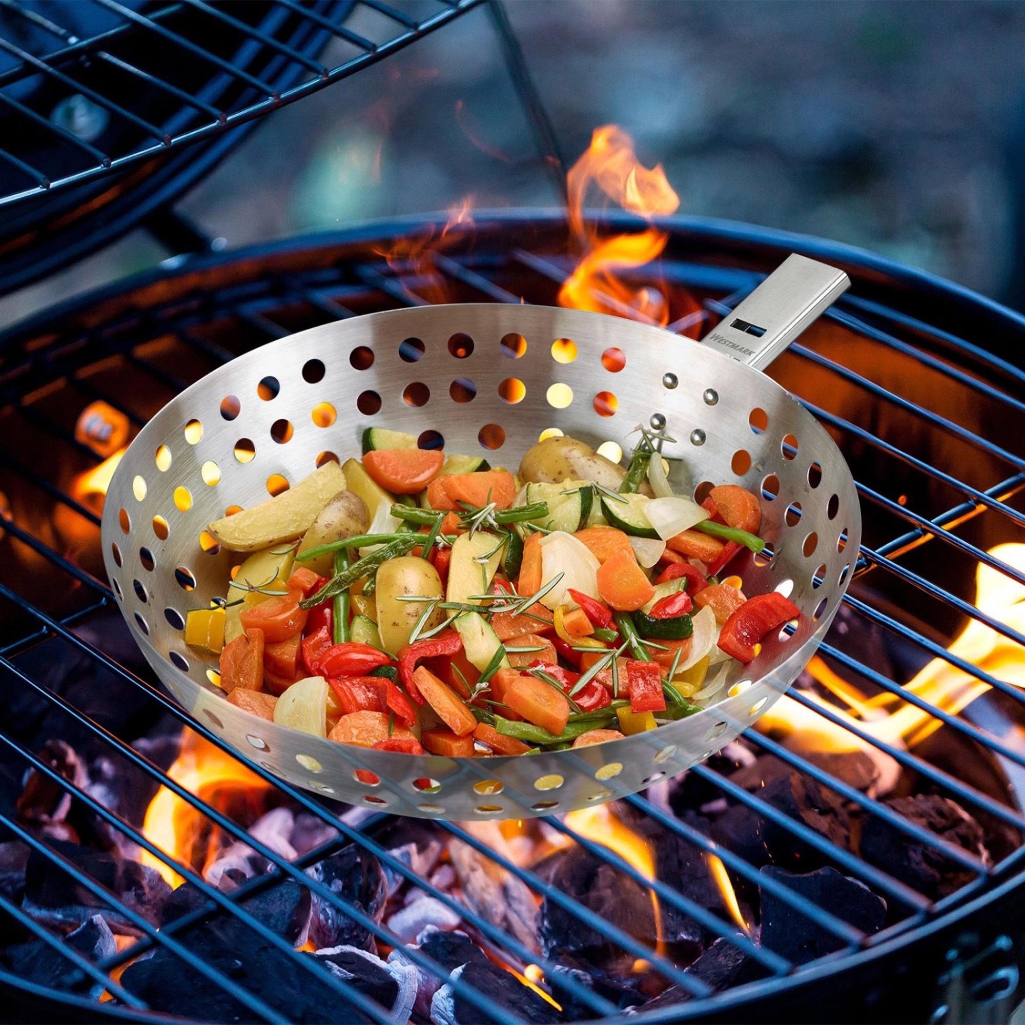 Hochwertiger Edelstahl-Grillwok von Westmark, ideal für Grillgemüse und Fleisch, langlebig, hitzebeständig und vielseitig einsetzbar.