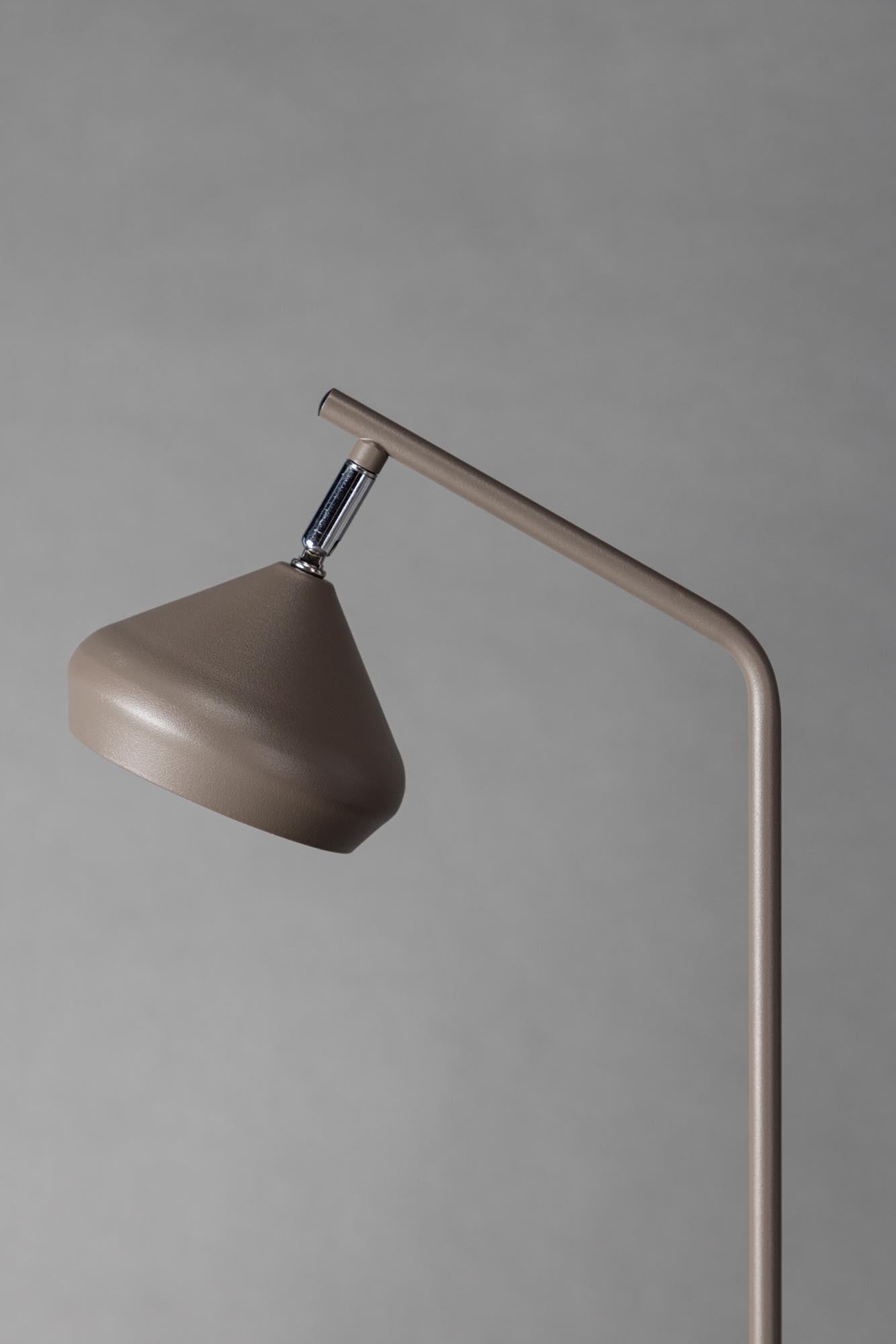 Elegante Isaberg Tischlampe von Venture Home: Robuster brauner Stahl, sanfte Ausleuchtung und vielseitig einsetzbar für jeden Einrichtungsstil.