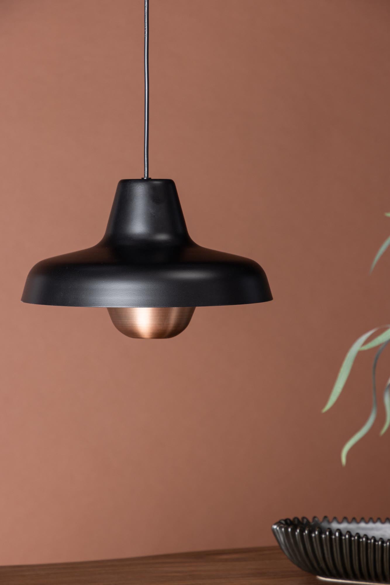 Elegante Högbyn Pendelleuchte von Venture Home mit mattschwarzem Stahl und luxuriösem Kupferdetail – ein Highlight für jedes Zuhause.