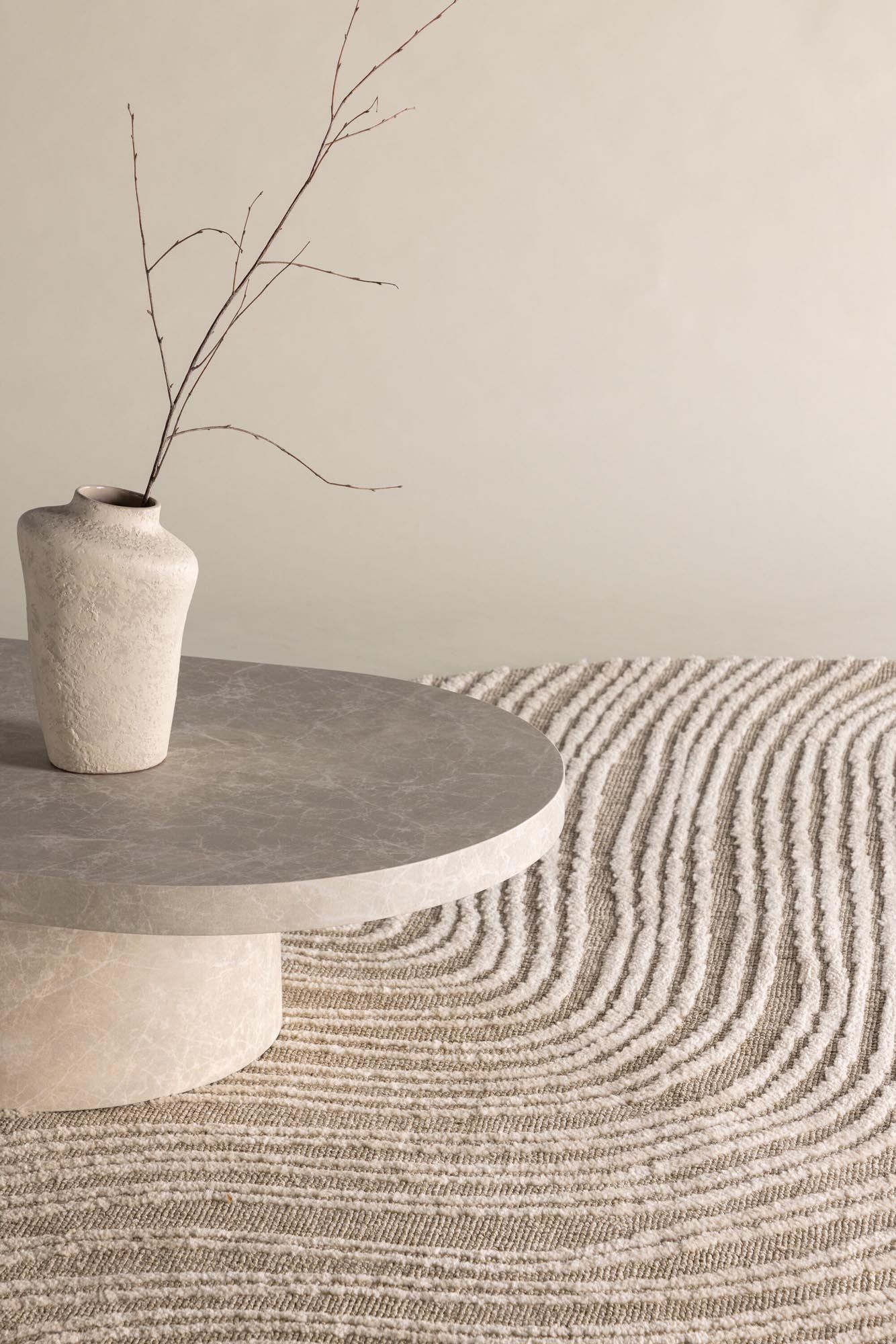 Entdecken Sie den Melle Teppich von Venture Home: Ein stilvolles, langlebiges Accessoire in Beige und Weiß, ideal für Ihr Zuhause!