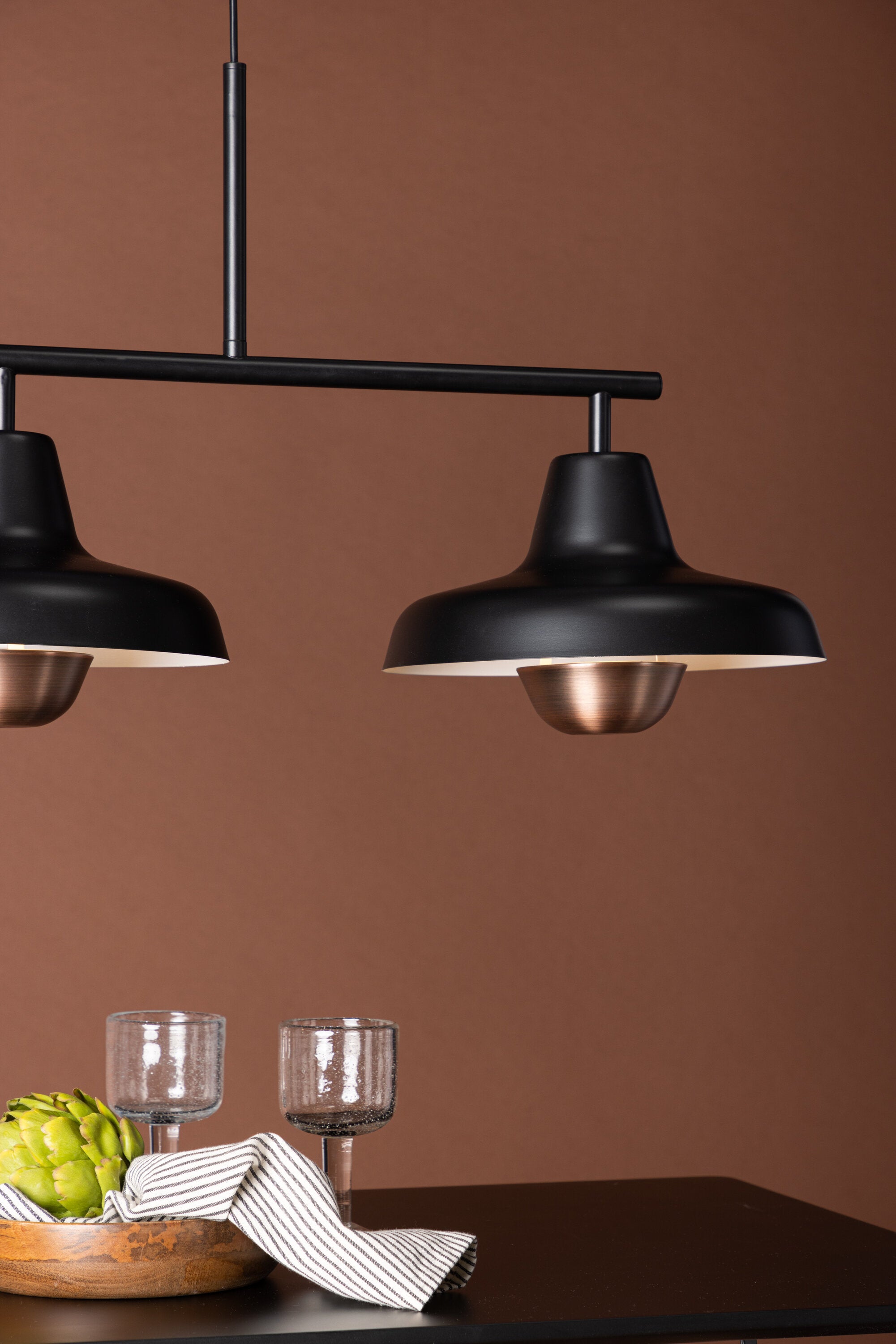 Stöten Pendelleuchte in Schwarz präsentiert im Onlineshop von KAQTU Design AG. Pendelleuchte ist von Venture Home