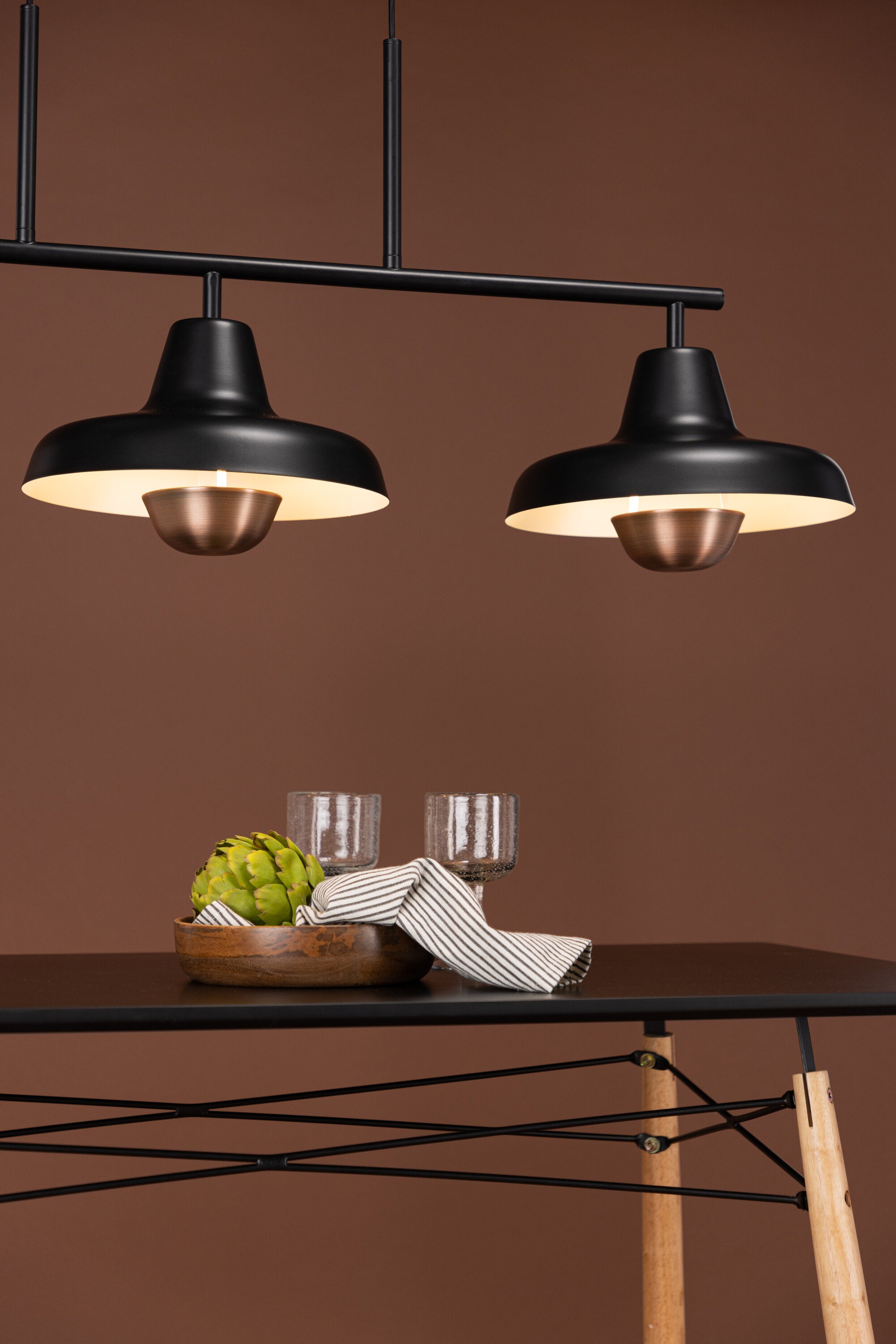 Stöten Pendelleuchte in Schwarz präsentiert im Onlineshop von KAQTU Design AG. Pendelleuchte ist von Venture Home