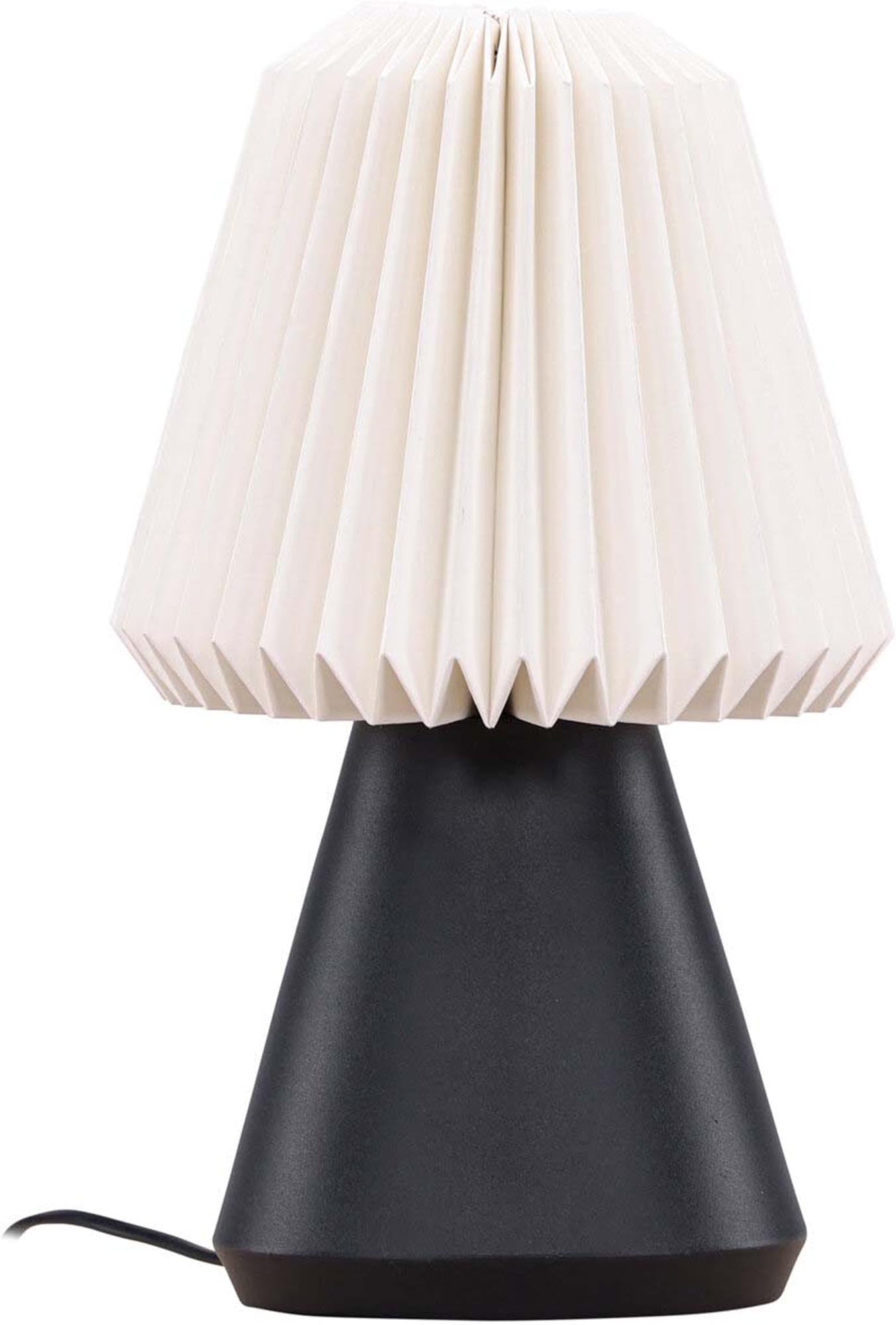 Elegante Fjällen Tischlampe von Venture Home mit schwarzem Holzsockel und sanftem Licht für eine einladende Atmosphäre in jedem Raum.