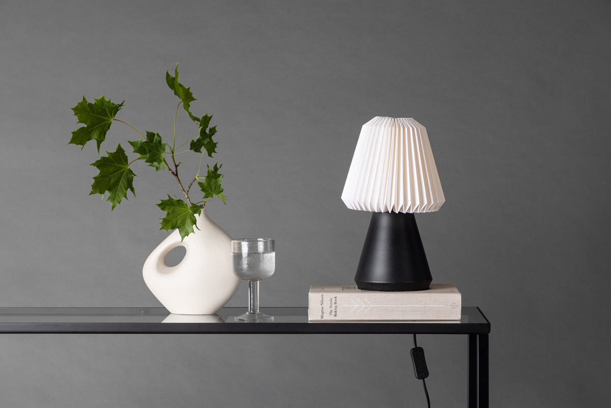 Fjällen Tischlampe in Schwarz präsentiert im Onlineshop von KAQTU Design AG. Tischleuchte ist von Venture Home