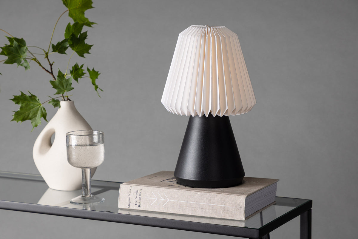 Fjällen Tischlampe in Schwarz präsentiert im Onlineshop von KAQTU Design AG. Tischleuchte ist von Venture Home
